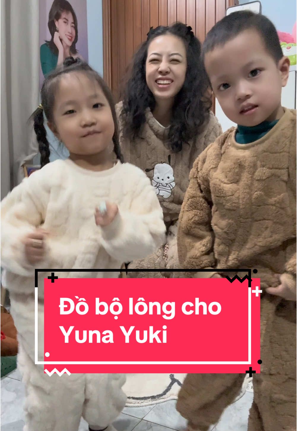Yuna Yuki được cái mẹ có cái gì cũng thích có giống mẹ, còn mẹ được cái con thích thì mẹ mua thôi, mua đồ là sở thích rồi lại còn thêm lý do chính đáng nữa thì quá tuyệt vời. Đồ ngủ lông này cho bé yêu quá nè #menakine #review #LearnOnTikTok #samtetbaovui #muataitiktok #tiktokshoptet #tet2025 