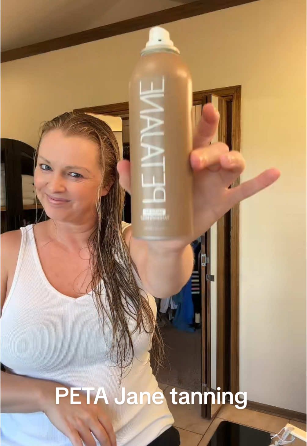 Get an easy, natural looking glow with Peta Jane Tanning Mist. This lightweight, streak free fake tan is perfect for at home use and gives a bronzed finish without the hassle. @Peta Jane Beauty #PetaJaneTan #FakeTan #TanningMist #AtHomeTan #GlowUp #tanningmousse #tanningspray 