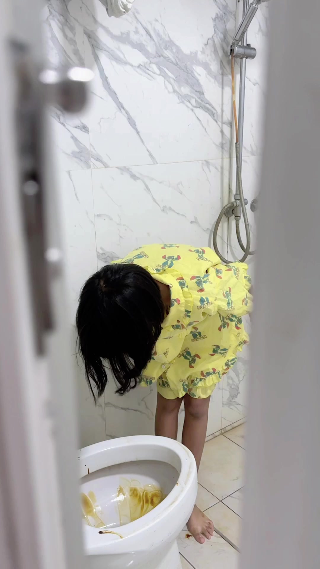 เกิดอะไรขึ้น ทำไมจันทร์เจ้ารีบวิ่งออกมาจากห้องน้ำอย่างไว!!! 😅🤮🤮 #อะต๋อม #ลูกอะต๋อม #foryou 