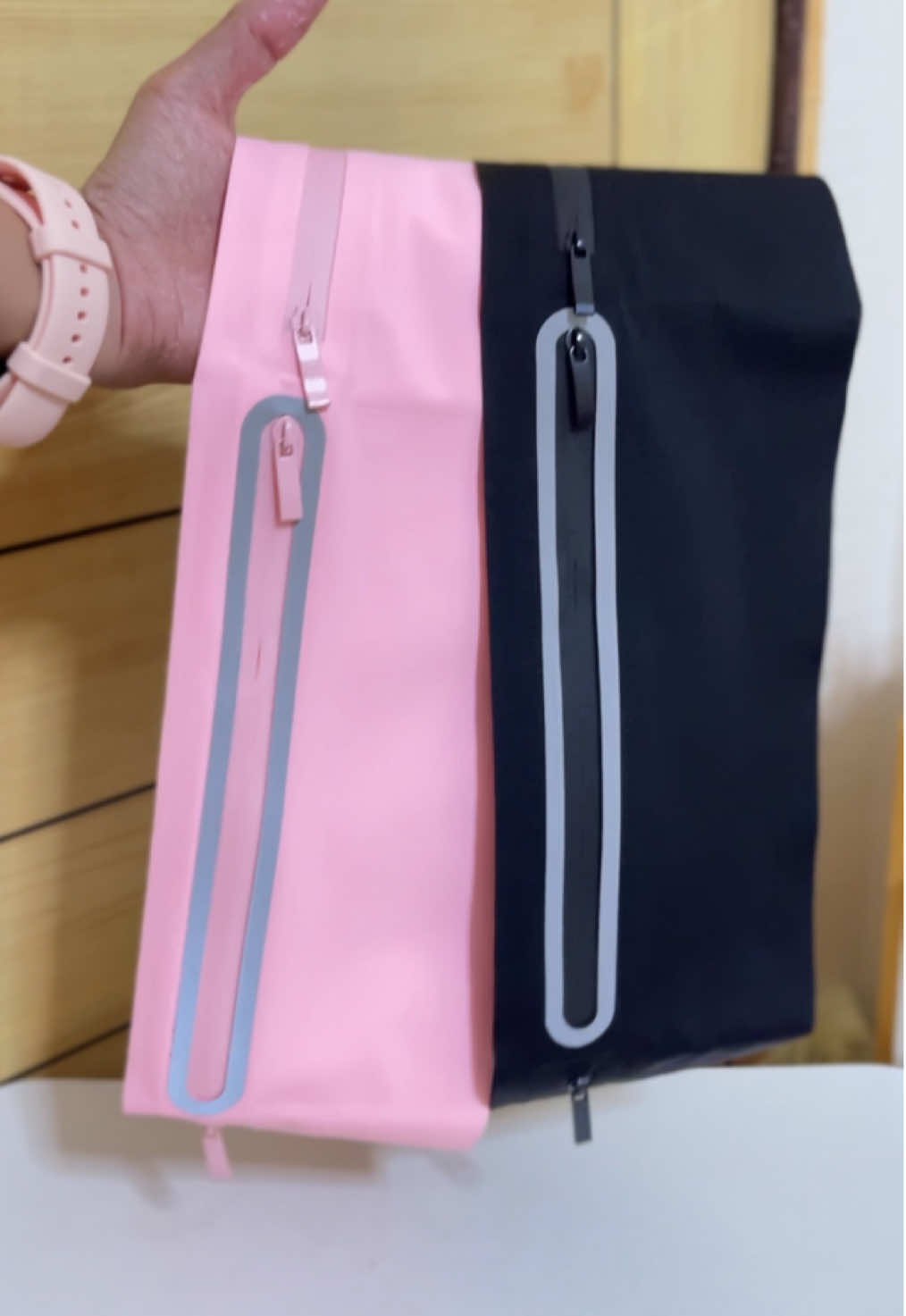 Gaganahan ka na mag-jogging nito, mii! 🏃‍♀️🔥 Ang waterproof running belt bag na ‘to, sobrang lightweight at secure—hindi gagalaw kahit gaano ka pa kabilis! Kasya phone, wallet, keys—lahat ng essentials mo! Perfect din for walking, biking, o kahit pang-errands lang. Check out mo na habang naka-sale! 😍 #RunningBelt #JoggingBag #WorkoutEssentials #WaterproofBeltBag #FitnessFindsPH #TikTokBudolPH #SulitFinds #DitoKoNabili #RunningMotivation 