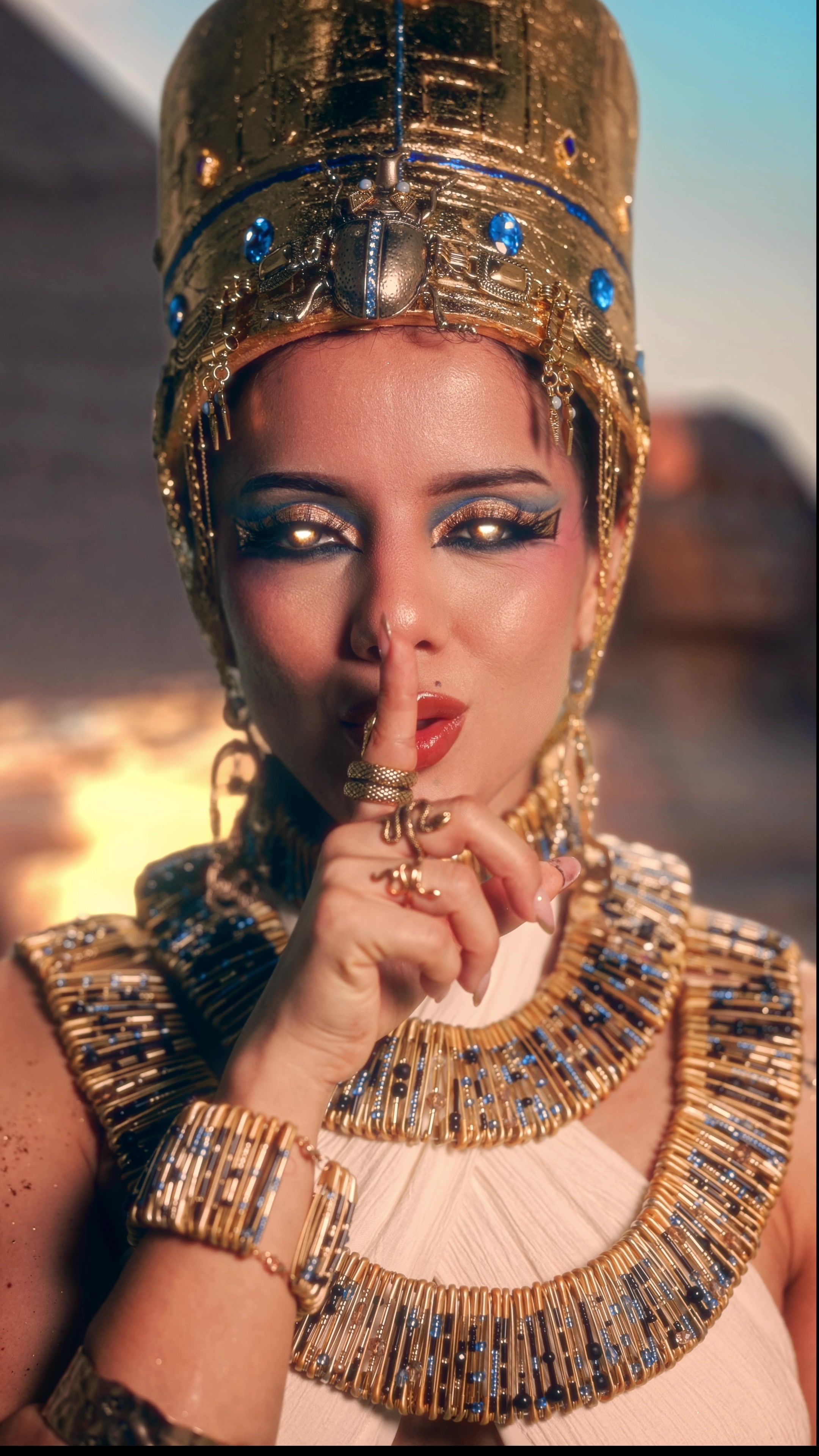Cleopatra La película by Doris Jocelyn jaja 😝 De aquellos primeros pinceles, a tendencias que jamás imaginé. Gracias a cada uno que ha creído en mí desde el inicio, espero que les guste mi versión del #Cleopatratrend Este camino lo recorremos juntos… y lo mejor, aún está por venir. ✨👑  Maquillaje, dirección creativa y un poco de edición : Yo 🤭  Gracias especiales a @rubehd   @erikaponcemakeupartist @patriciavallejohair @greynoso @jc @filmakeupartist  @slyhighstudio y a @digileap por sumarse a mis locuras ✨🫂