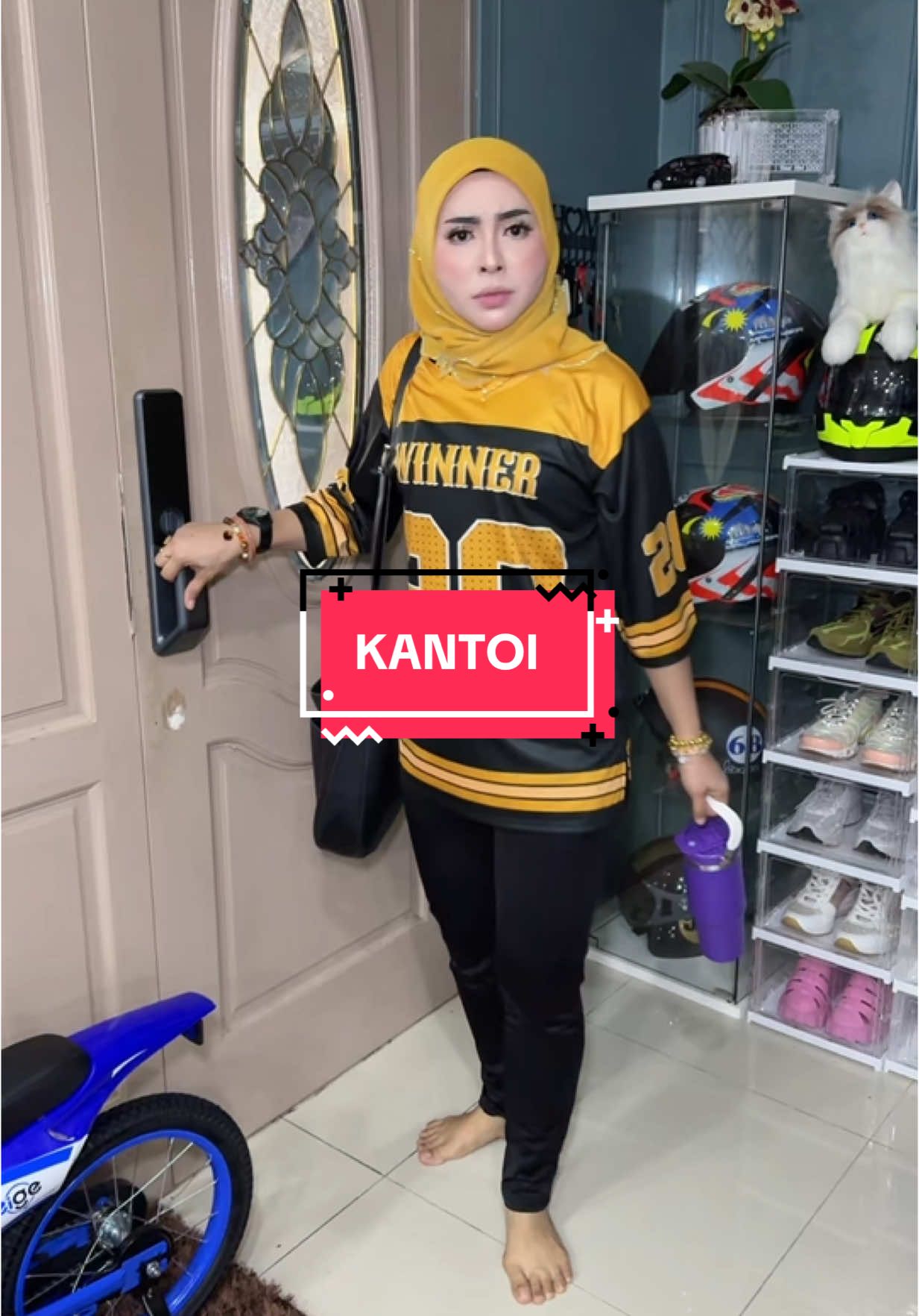 Alamak dia bleh perasan aku pakai hat semalam punya..pastu dia soh pakai hat lain yg lagi elok #seluar #elgini 