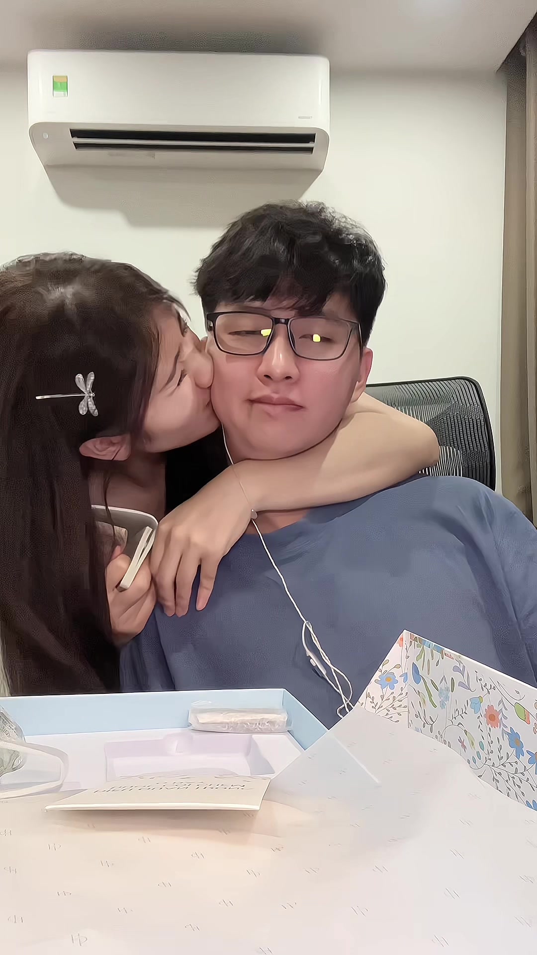 Người ta bảo đàn ông tâm để đâu thì tiền để đó đúng k ạ 😎 #HAPAS #kiniemtinhyeu #quatangngaythuong #quatangnguoiyeu #duyendomi #troll #couple #daily 