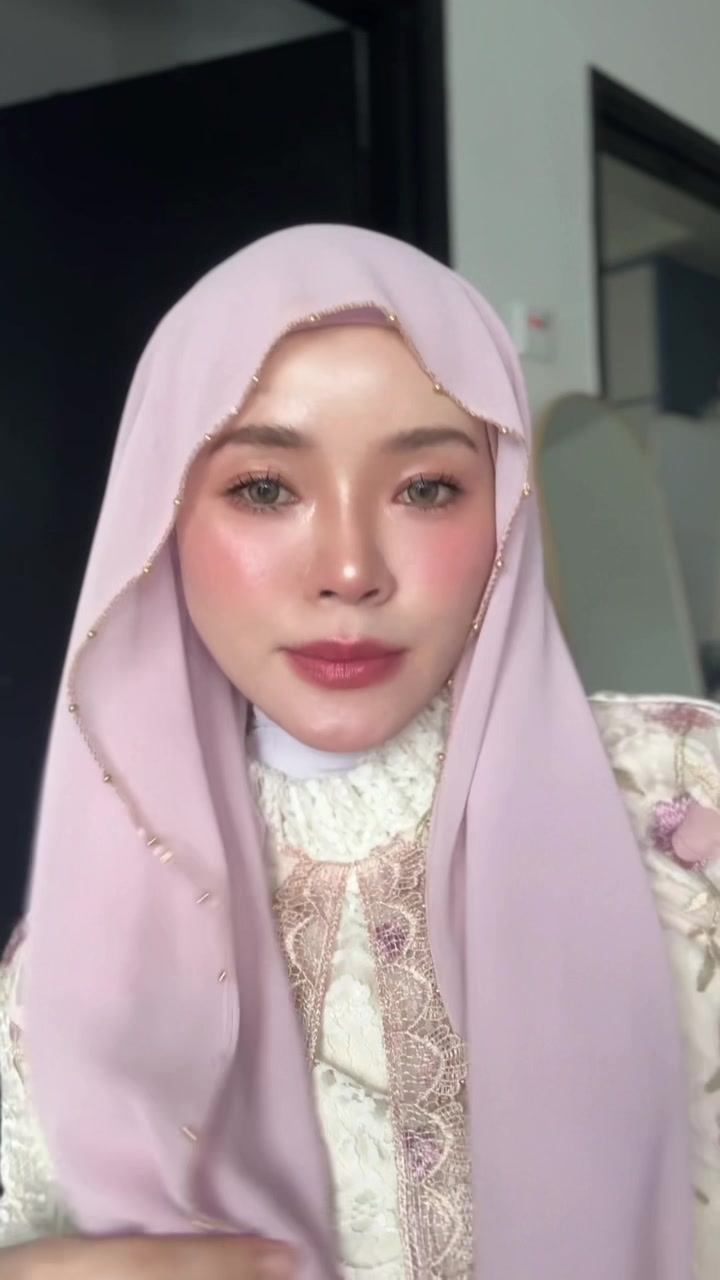 Cuba teka berapa warna shawl beaded dalam video ni ? Hahaha kak tikah obsesssss betul ngn shawl beaded ni sebab bila pakai auto naik seri muka kita