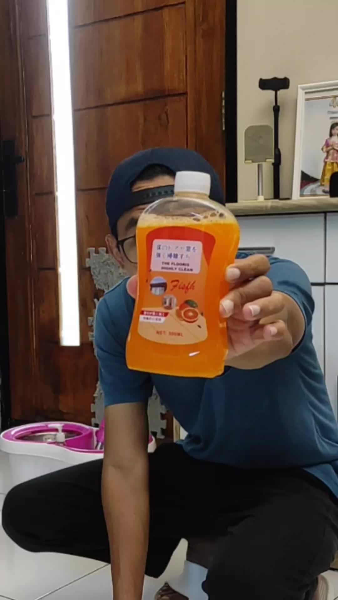 Cairan pembersih lantai cocok untuk mengepel lantai keramik. #cairanpembersihlantai #pembersihlantai 