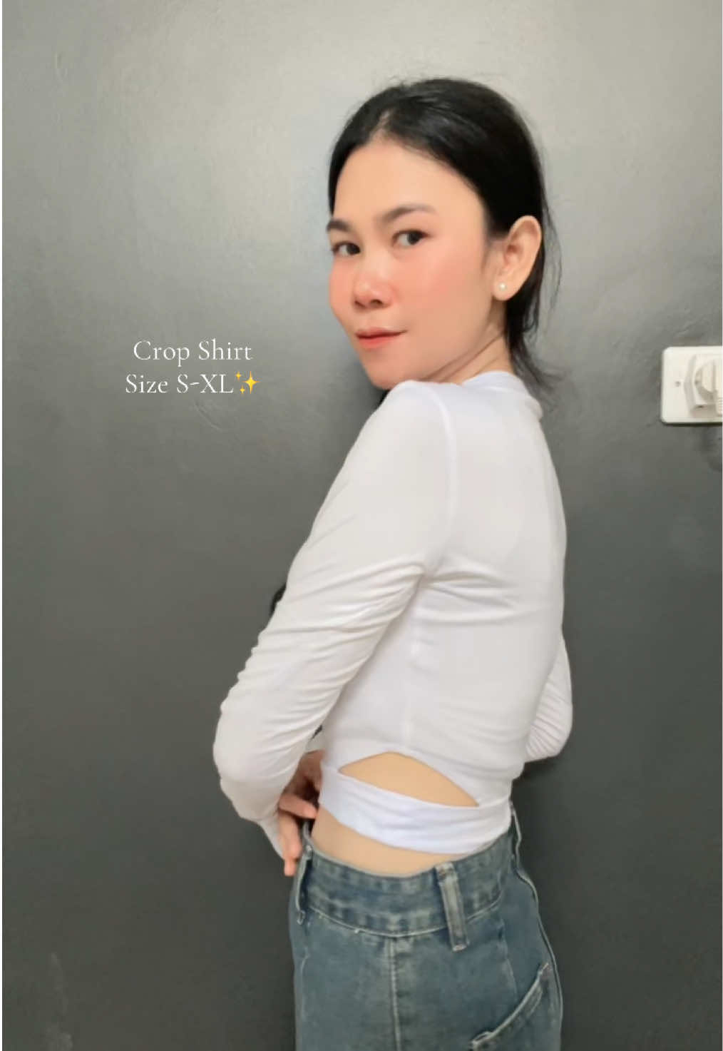 Crop shirt sleeve vibes, biar santai tapi tetep kece! 😎 Pas banget buat OOTD kasual kamu. Coba deh, auto stylish! 💫 #croptop #cropshirt #99koutlet #outfitideas #outfitinspo 