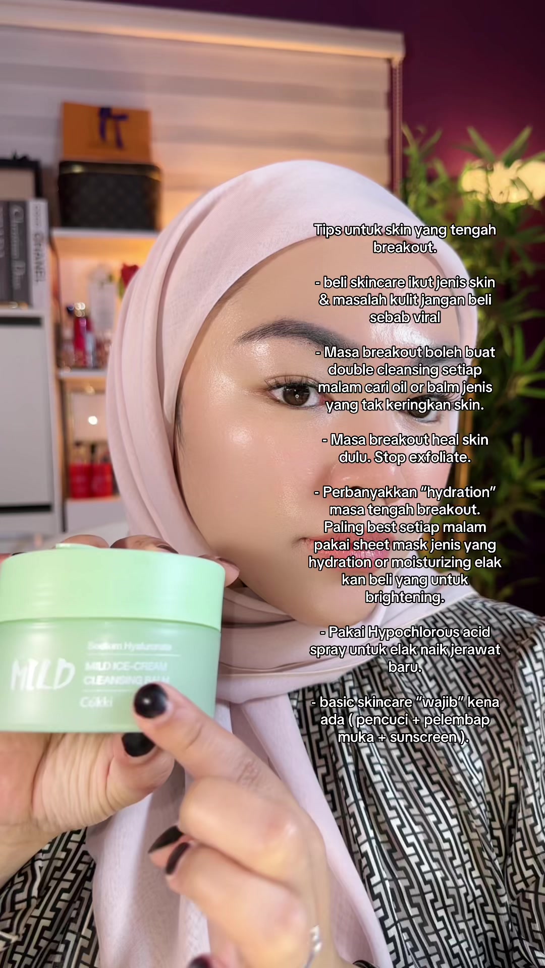 Tips untuk skin yang tengah breakout.  - beli skincare ikut jenis skin & masalah kulit jangan beli sebab viral  - Masa breakout boleh buat double cleansing setiap malam cari oil or balm jenis yang tak keringkan skin.  - Masa breakout heal skin dulu. Stop exfoliate.  - Perbanyakkan “hydration” masa tengah breakout. Paling best setiap malam pakai sheet mask jenis yang hydration or moisturizing elak kan beli yang untuk brightening.  - Pakai Hypochlorous acid spray untuk elak naik jerawat baru.  - basic skincare “wajib” kena ada ( pencuci + pelembap muka + sunscreen ).  @cokki care #cokkimildicecreamcleansingbalm #fyp #cokki #cleansingbalm 