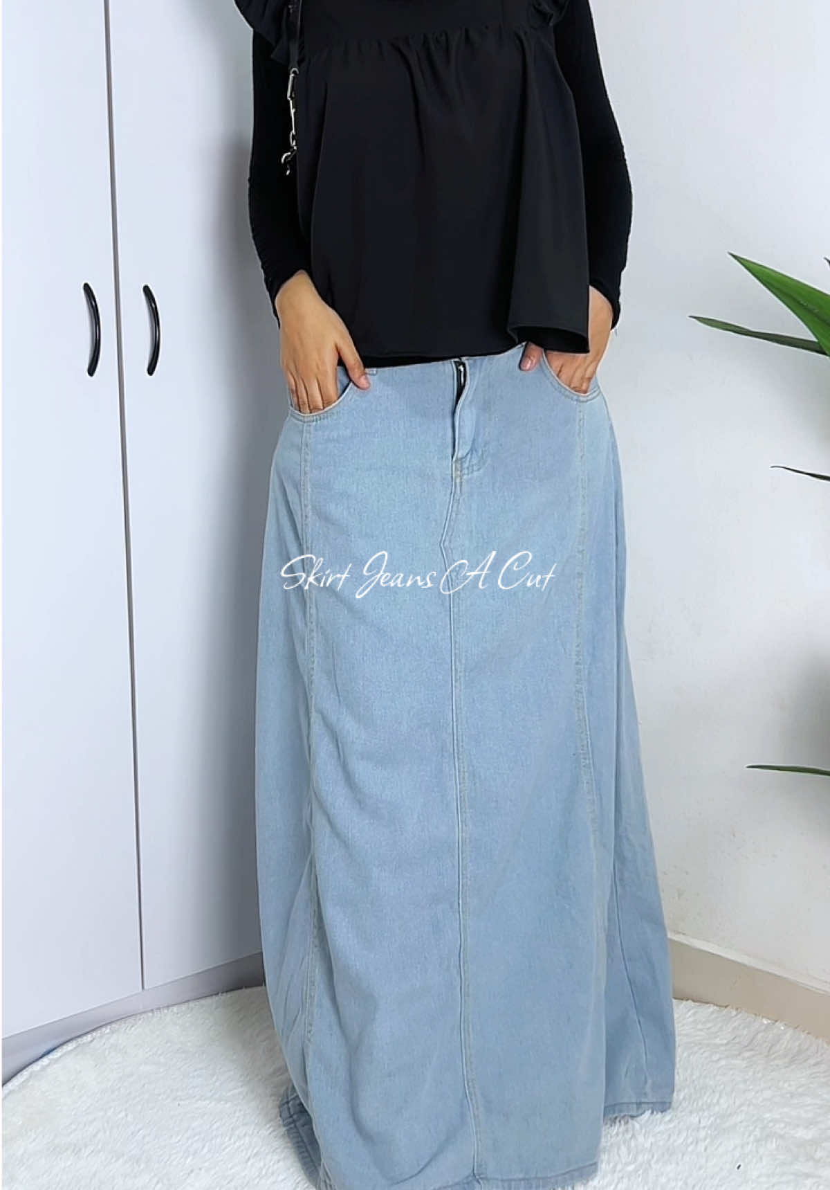 Bestnya material jeans lembut and tak kejung. Selesa pakai utk jalan2 ✨  #skirt #skirtjeans #skirtjeansmurah 