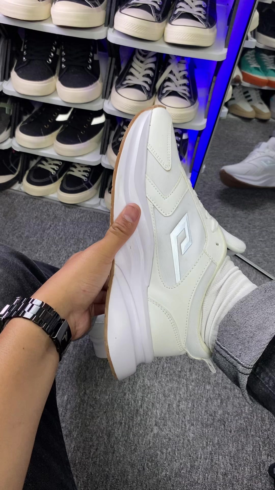 Rekomendasi sepatu cowok keren warna putih dari brand Bissot #bissot #sneakers #sepatusneakers #sepatucowok #sepatuputih 