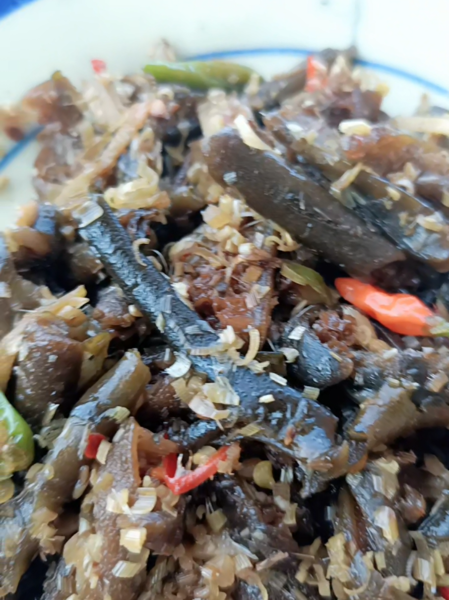 Tảo xoắn  xào sả ớt mà cứ ngỡ lươn xào sả ớt không chứ...? 