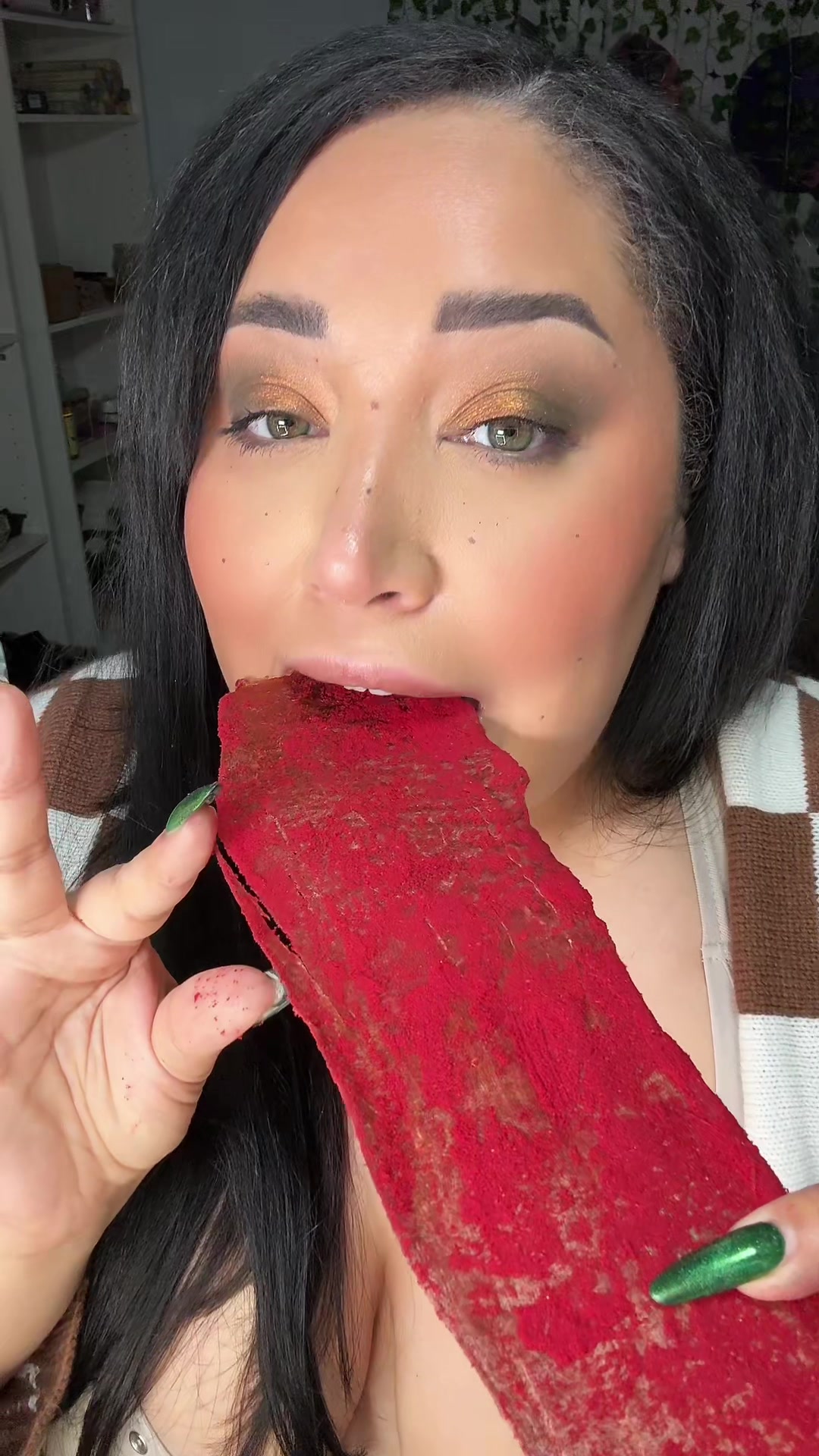 Compared to the other popular brand, I like this one more. Jerky is more tender and the Fuego seasoning has more flavor #carneseca #carnesecafuego #beefjerky #crispybeefjeeky #jerky #papanichoscarneseca #asmr #mukbang #mukbangasmr #chewingsound #crunchyasmr 