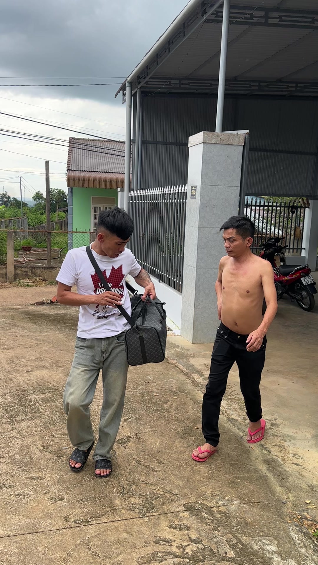 Được túi lớn và 1túi đeo chéo nhỏ nha ae