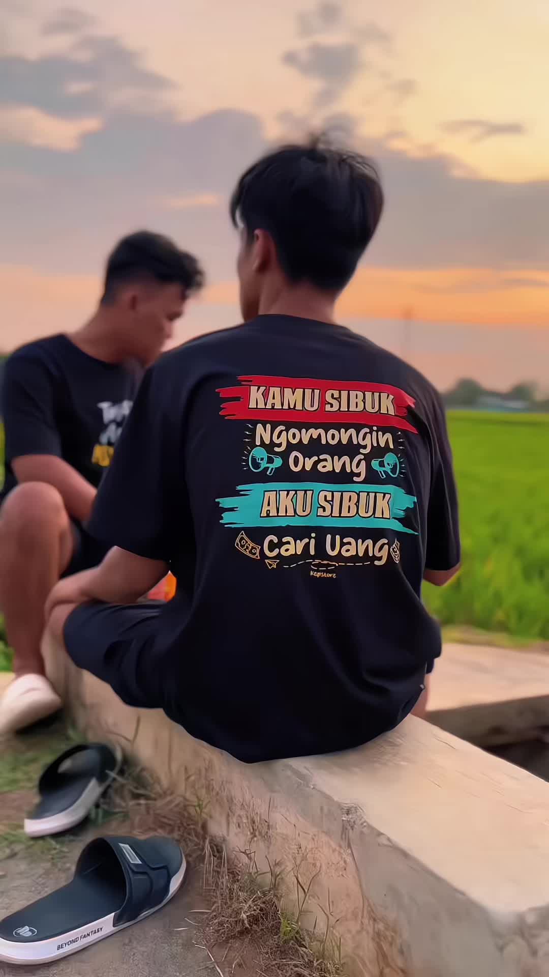 Kaosnya ada di keranjang kuninng👆🏻 #kaoskatakata #kaossindiran #kaosviral #fyp #fypシ゚ #viraashop #outfitxeceshop 