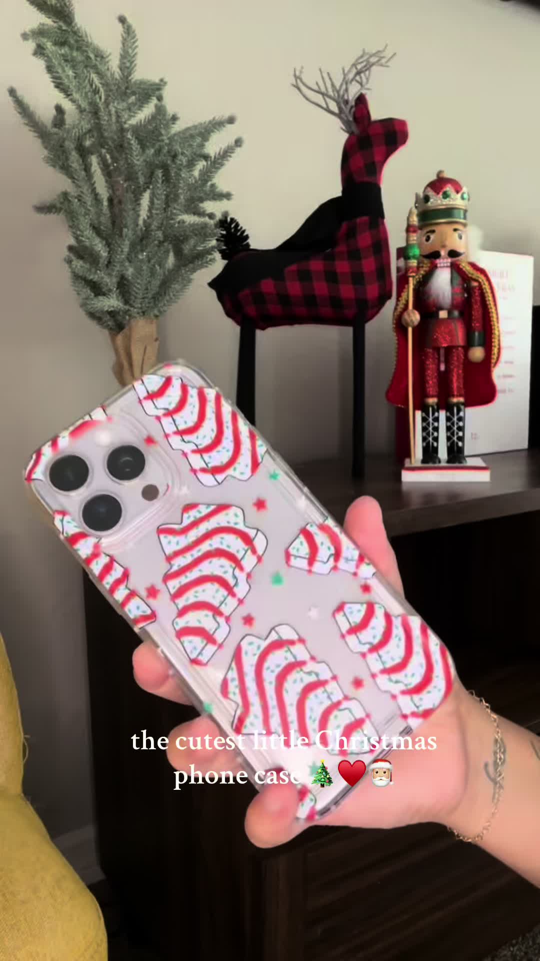 Phone case perfect for the Christmas season ♥️🎄 #phonecase #case #tiktokshopblackfriday #tiktokshopcybermonday #giftsforher #giftideas 
