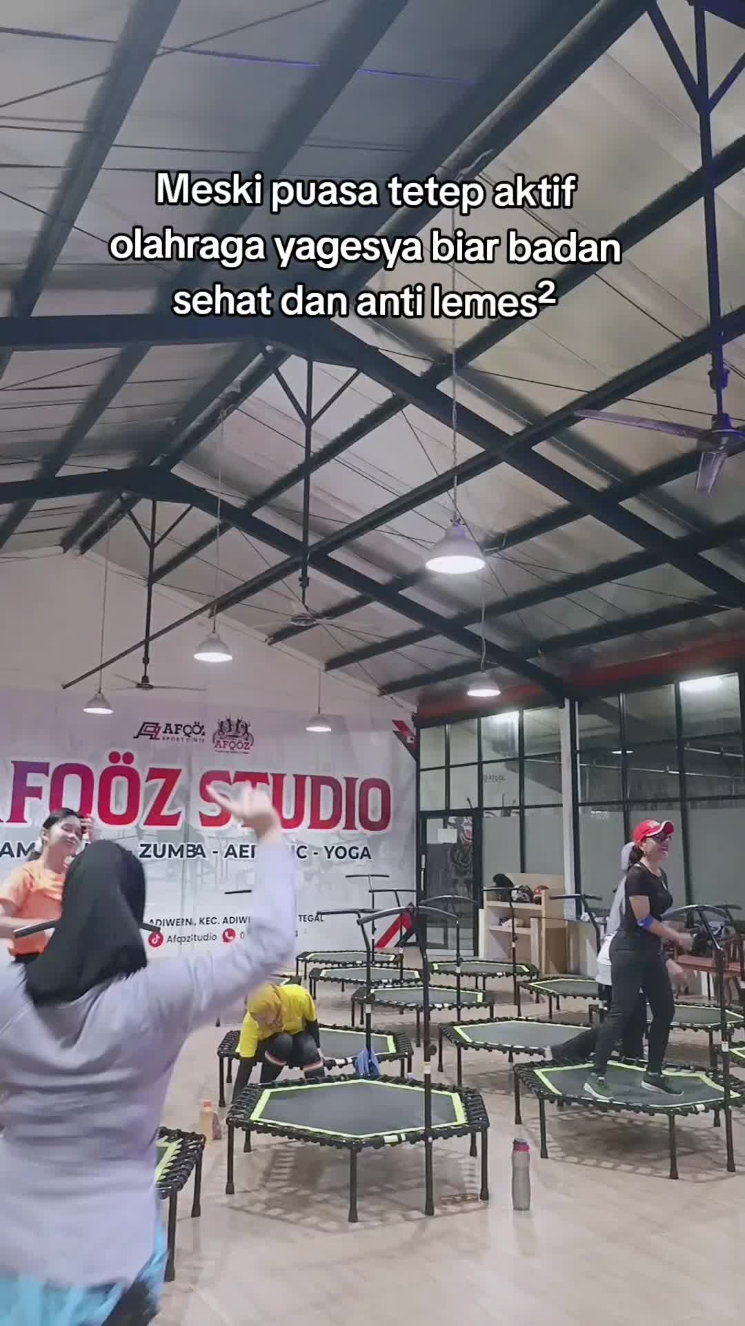 btw yang pengen samaan baju yang kupake boleh udah kusematkan, jangan lupa olahraga apapun itu #trampolinedancefitness #trampoline #trampolineworkout #trampolinedancefitnessindonesia #olahragabulanpuasa #puasaramadhan2025 
