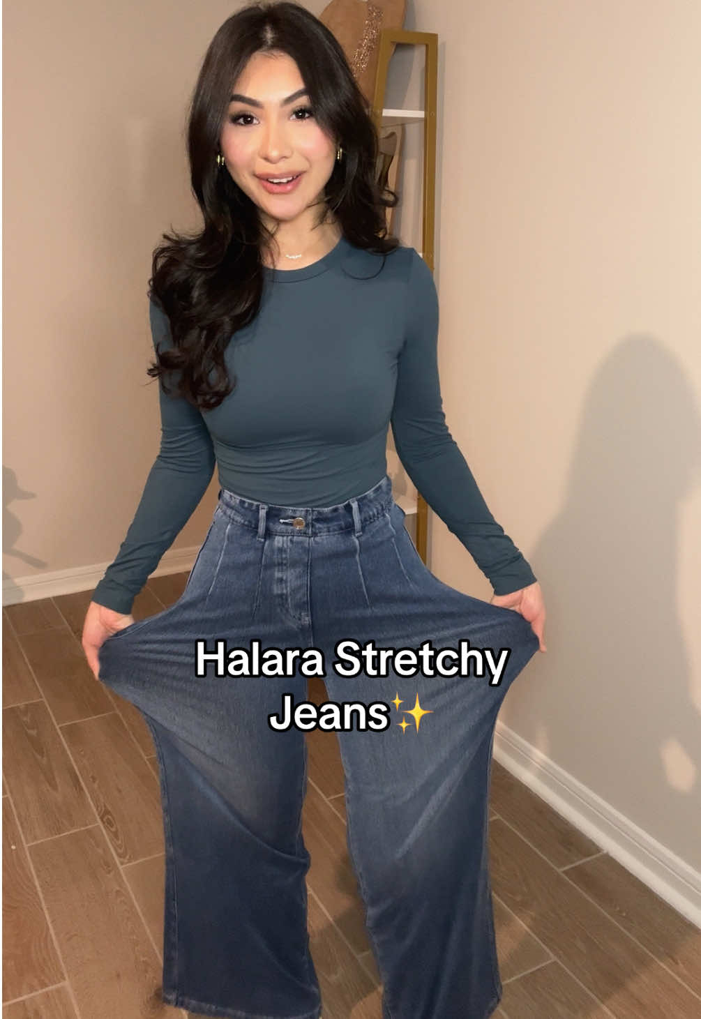 I am wearing tide blue denim color in these jeans 🫶🏻 #stretchyjeans #jeans #halarajeans #tummycontroljeans #halaratiktokshop @Halara shop @Halara_official 