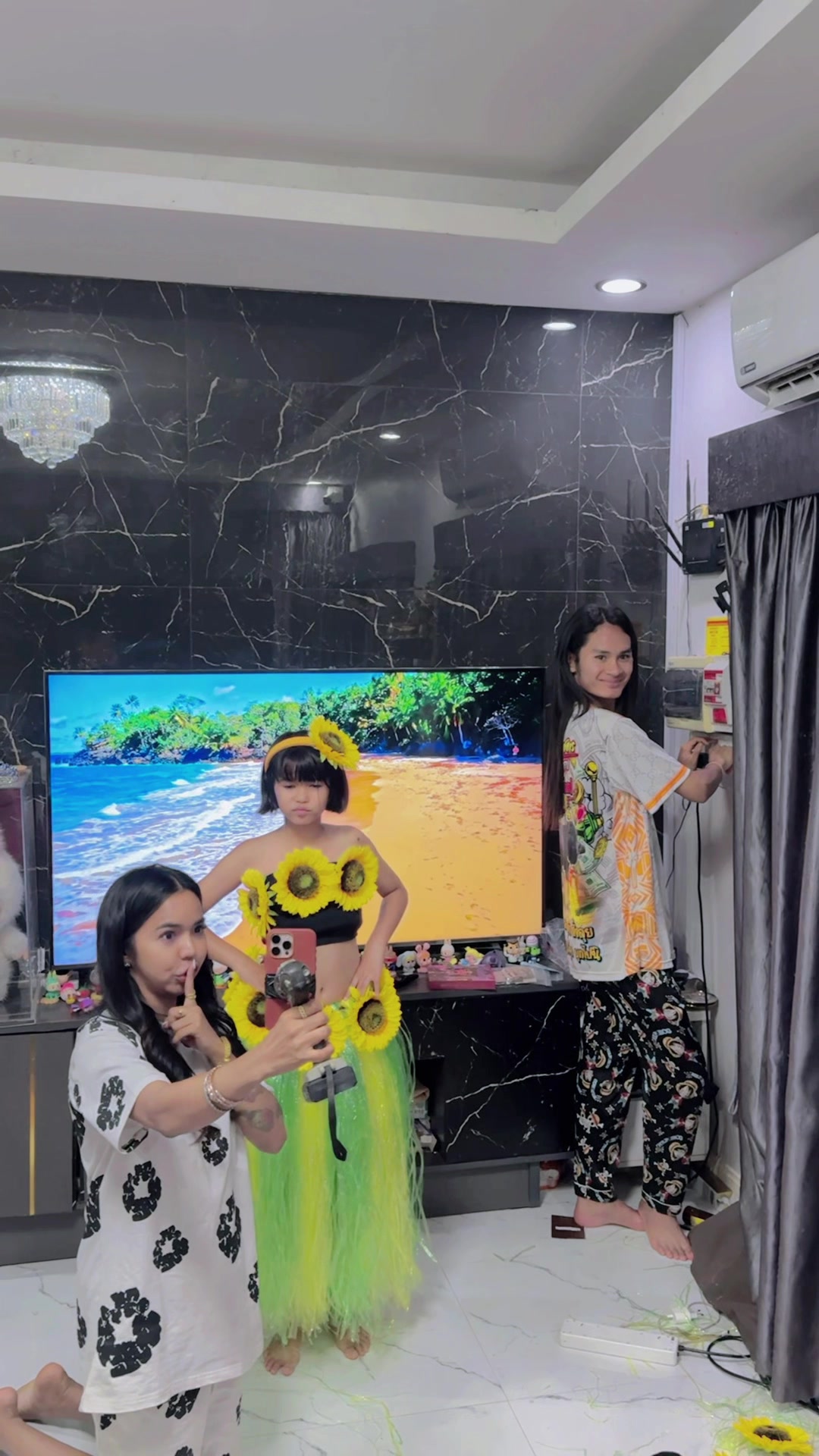 เบื้องหลังถ่ายคลิปหมุนกล้องกำลังฮิตในtiktok หมุนแบบธรรมดาโลกไม่จำ สวมใส่ชุดแบบอาลี่ก๋ง❤️🙏  #อะต๋อม #ลูกอะต๋อม #foryou 