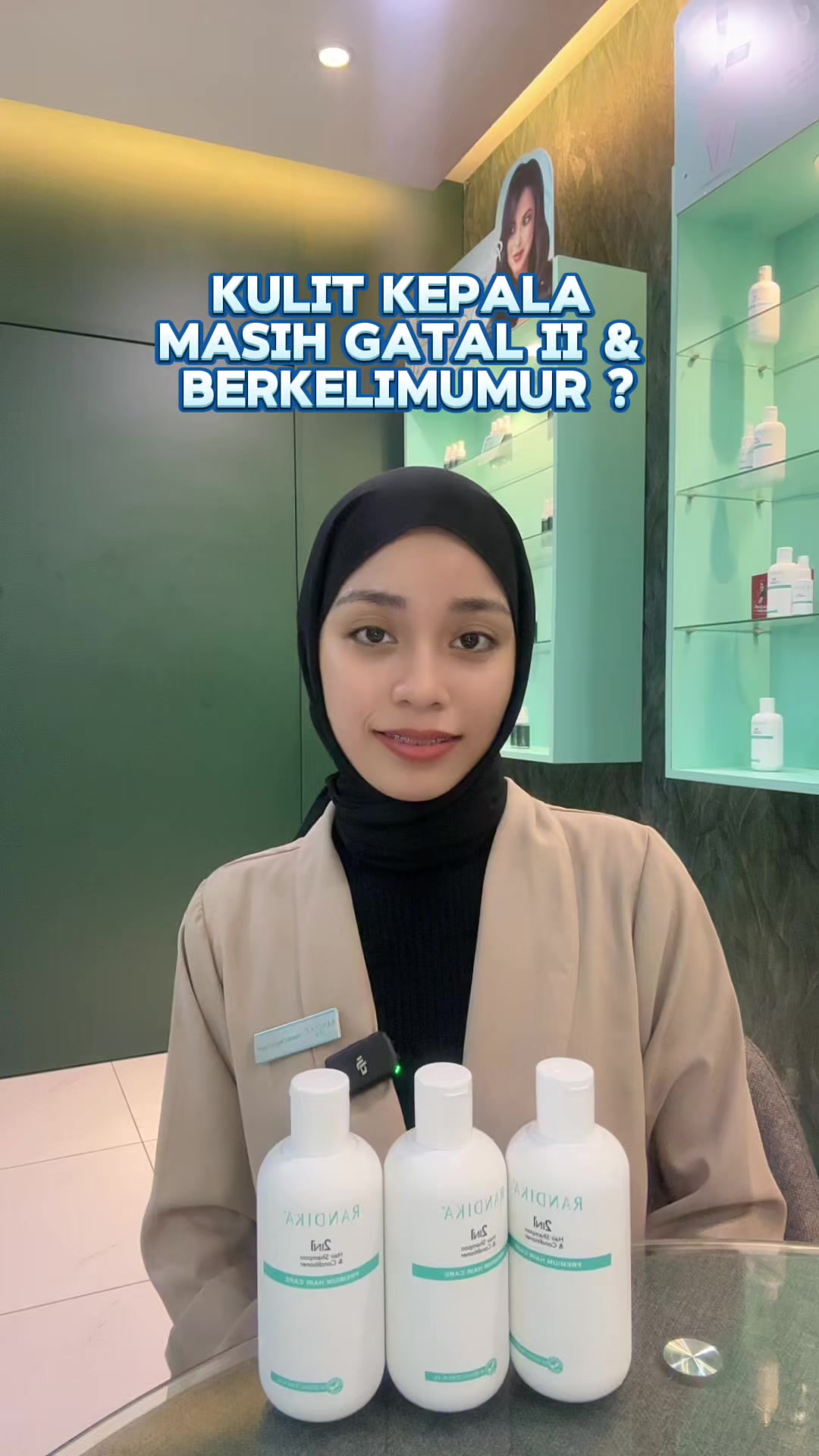 Rambut gatal? Kulit kepala makin berminyak? Kelemumur makin menjadi? Jangan risau! . Shampoo Randika 2 dalam 1 dengan conditioner ni bantu lembutkan rambut korang. . Dalamnya ada: 🌿 Camellia Sinensis Leaf Extract – bantu kawal minyak berlebihan dan bertindak sebagai DHT blocker. 🌿 Angelica Dahurica Root Extract – bantu pulihkan folikel rambut. 🌿 Morus Alba Root – bantu lembutkan permukaan rambut, kurangkan kelemumur dan rasa gatal. . Saiz besar, 250ml tahan 3 bulan! Rambut bersih, sihat, tak gatal-gatal lagi. . Tekan beg kuning, beli sekarang! . #randika2in1shampooconditioner #bebaskelemumur #scalpbersih #shampootanpasls