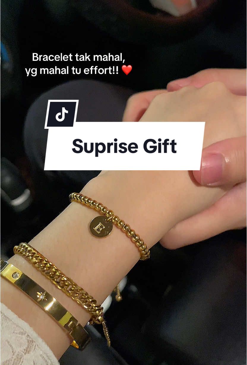 Dapat gelang titanium initial cute lawaaa 🥹 #gelangtitanium#emastitanium#stainlesssteel #cincintitanium#adjustablebracelet#bracelet#promisering#boyfriend#friendshipbracelets#jewerly#gift 