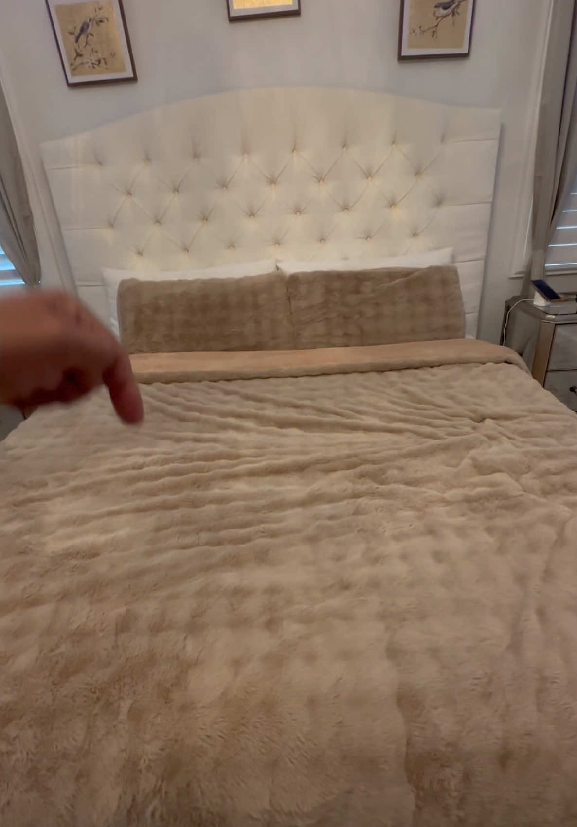 Muy bonito cobertor para la cama y vienen en diferentes colores a muy buen precio en el carrito anaranjado, arriba de mi nombre👆🏽👆🏽