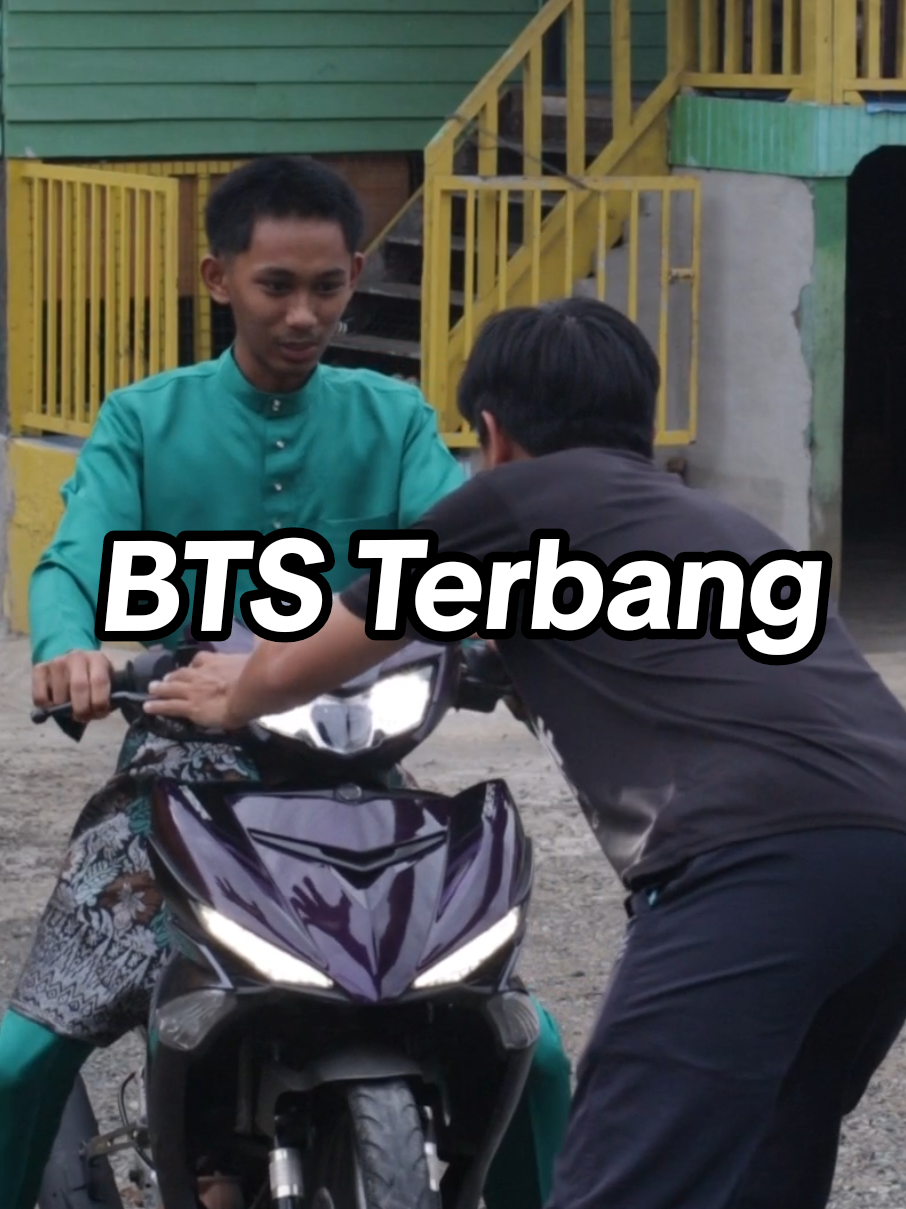 Behind The Scene (BTS) try hard buat terbang kono.. Ambil masa 45 minit shooting.. Malam edit.. paginya siap dan touch up touch up sikitla.. Talent @zan  #transition #contentcreator #rayadaniagarage #behindthescenes #motor #raya2025 #y15 
