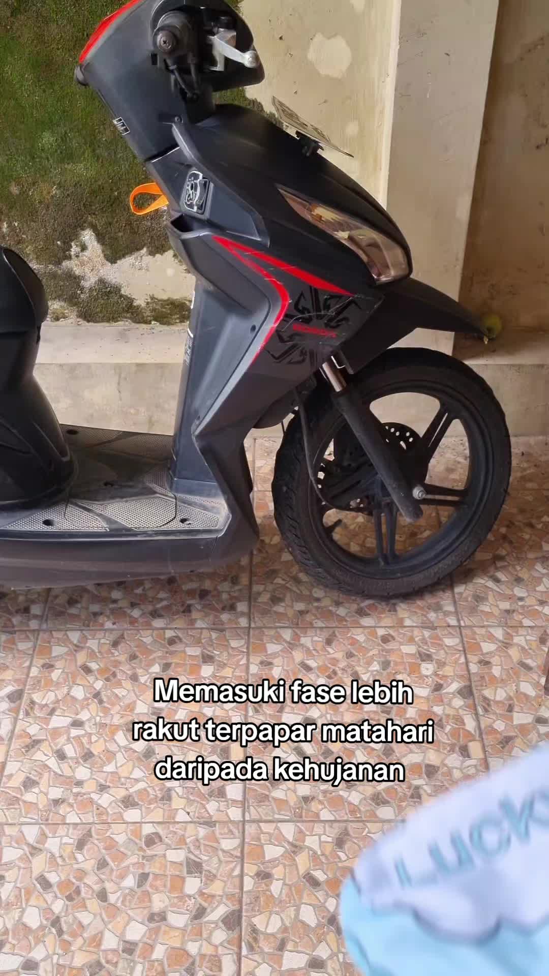 Siapa relate?? Karena semahal apapun skincare kalau sunscreen nggak pakai dan terpapar matahari terus sama aja bohong 😭  #cahayamatahari #sarungmotor #bikers #motoran #motor #sinaruv #sarungtanganmotor #sarungtanganuv #maskeruv #maskerwajah #maskerfullface 