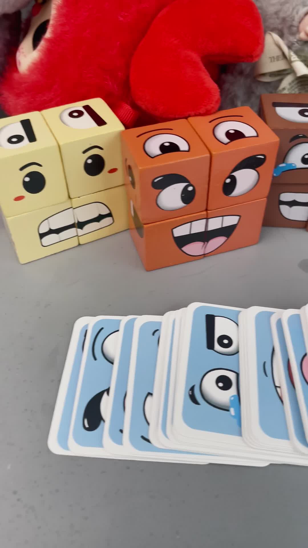 🎭Magic Cube Wajah, bawa keseronokan perlawanan yang mendebarkan! Anda ambil kad ekspresi dan cabar diri untuk mencipta ekspresi di kad menggunakan empat kotak! 👀👄 Boleh bermain dengan maksimum empat orang, siapa yang selesai dulu, tekan loceng dan jadi pakar Magic Cube! ⏳ Ayo main dengan kawan-kawan dan lihat siapa yang paling cepat bertindak dan paling kreatif! 🎉 #MagicCubeWajah #CabaranEkspresi #InteraksiBerganda #PermainanKreatif #MagikWajah