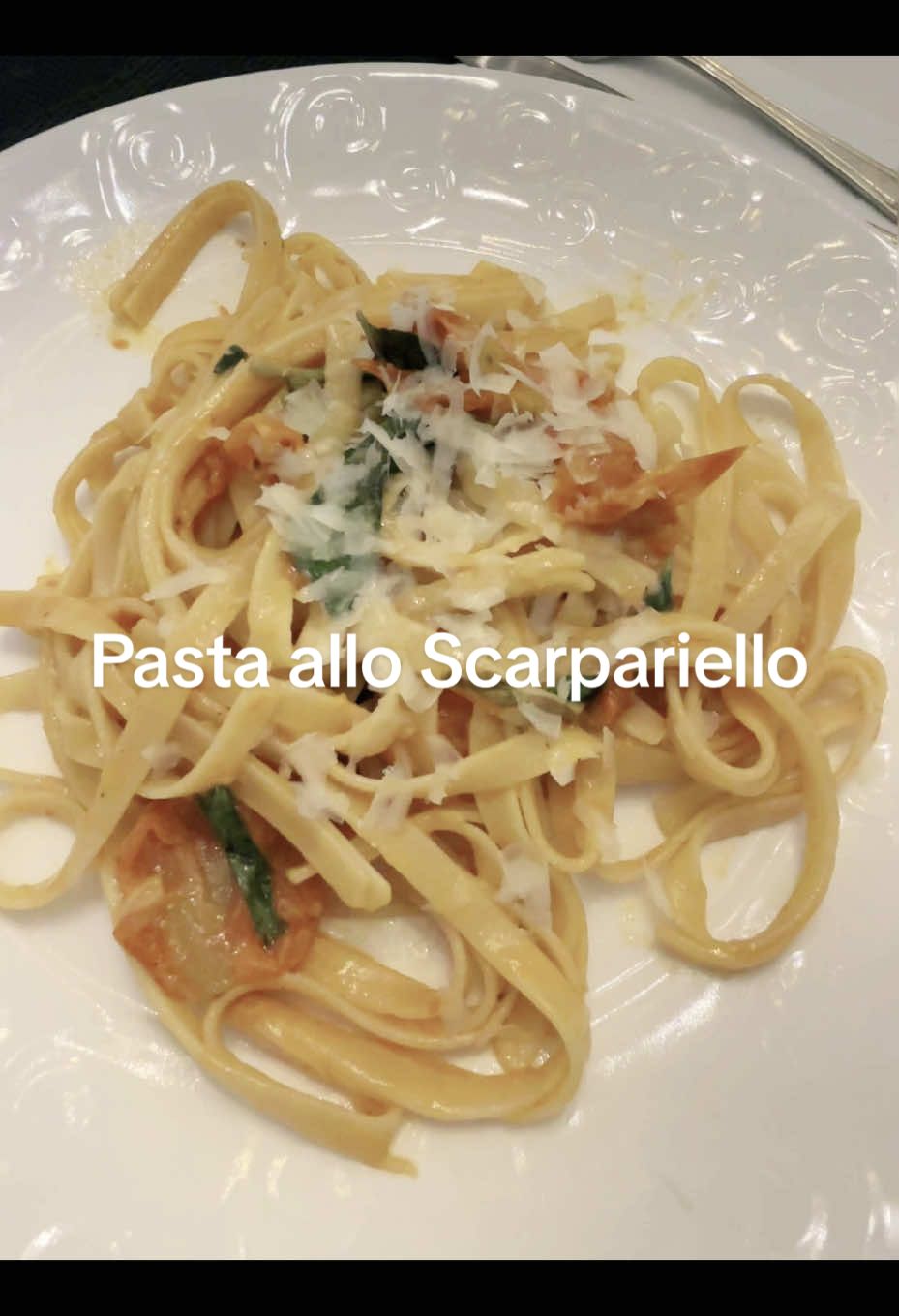 WATCH TILL THE END 😍 Pasta allo Scarpariello Ingredients: Grape Tomatoes Basil Pecorino Romano Parmigiano Garlic Chili Flakes Extra Virgin Olive Oil Pepper to taste #pastaalloscarpariello #pastalover #ItalianPasta #homecooking #lovelanguage #Recipe #Nomnomnom #CookingMama 