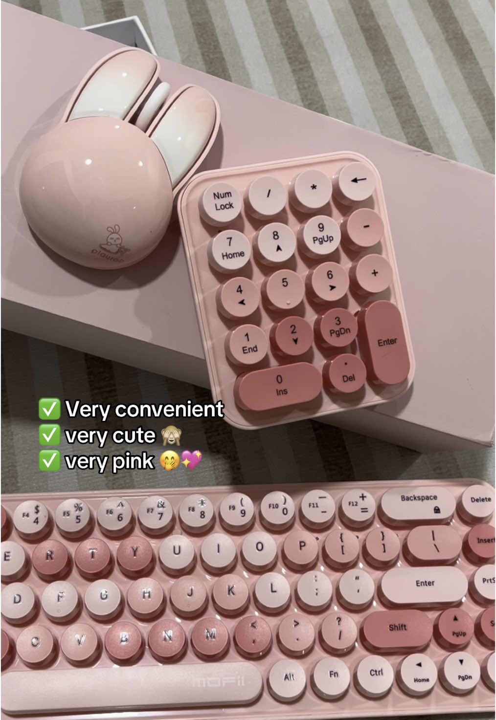Cute sangat, korang kene beli satu untuk pembakar semngt #keyboard #moffi #pink #officedesk 