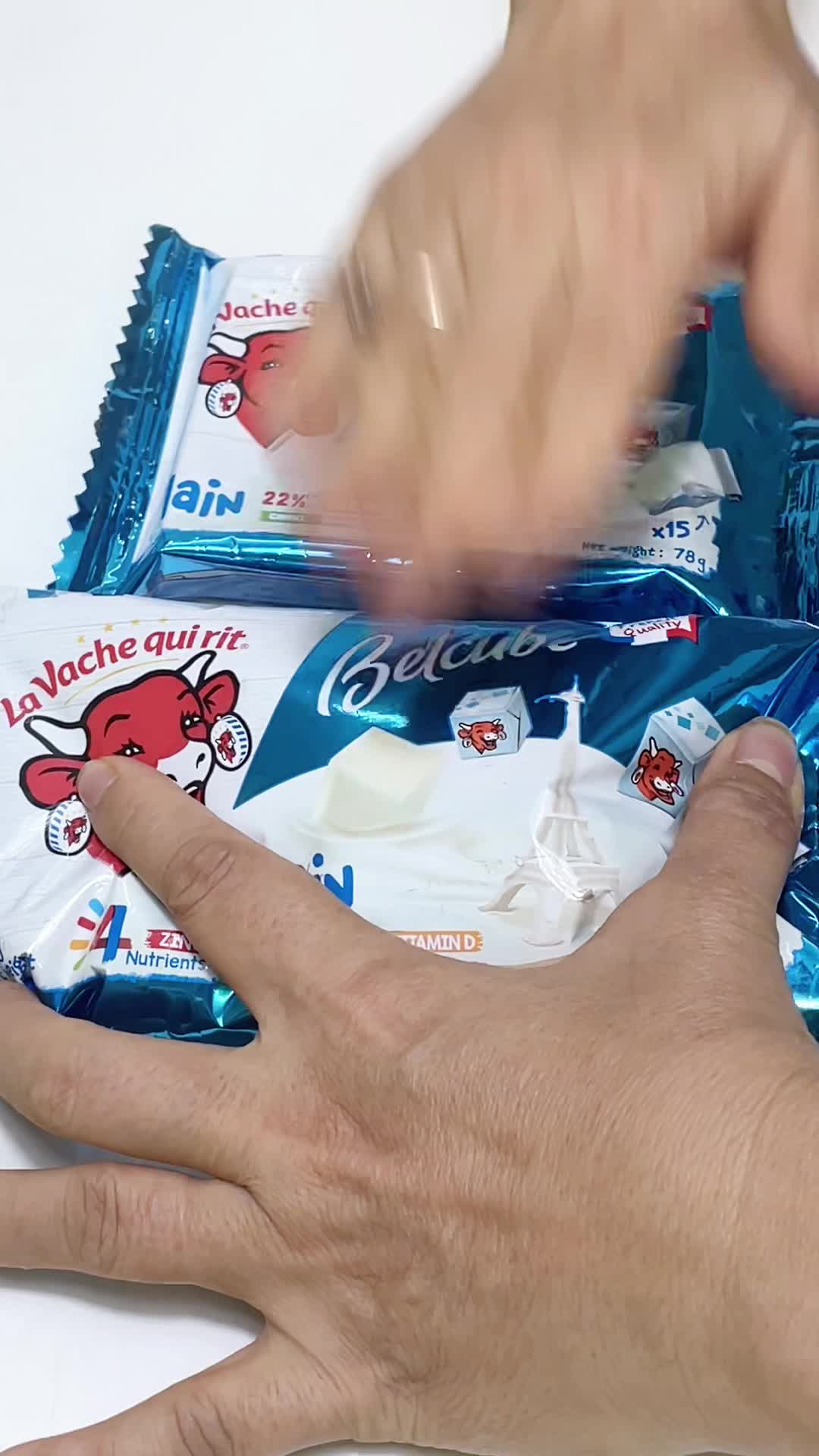 Phô mai Bò cười La Vach quirit bé 2 tuổi viên vuông vị cơ bản vị dâu vị việt quất, hộp tròn. Phô mai QBB Nhật Bản cho bé ăn dặm #phomai #phomaibocuoi #phomaiqbb #qbb #phomaichobeandam 