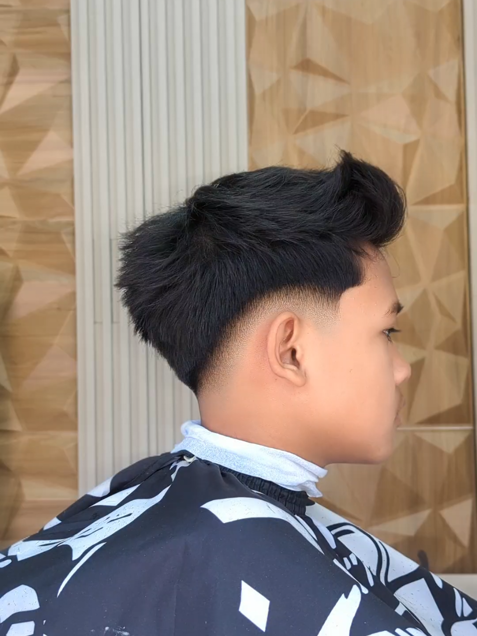 Drop Fade 💈  Drop fade adalah salah satu variasi potongan rambut fade di mana gradasi rambut yang memudar mengikuti bentuk alami kepala dan turun di sekitar bagian belakang dan samping kepala. Berbeda dengan high fade atau mid fade, drop fade menciptakan efek lengkungan yang lebih alami, memberikan tampilan yang lebih rapi dan modern . . . #hairtrend #barber #haircut #hairstyle #potongrambut #gayarambut #dropfade #zeehukem 