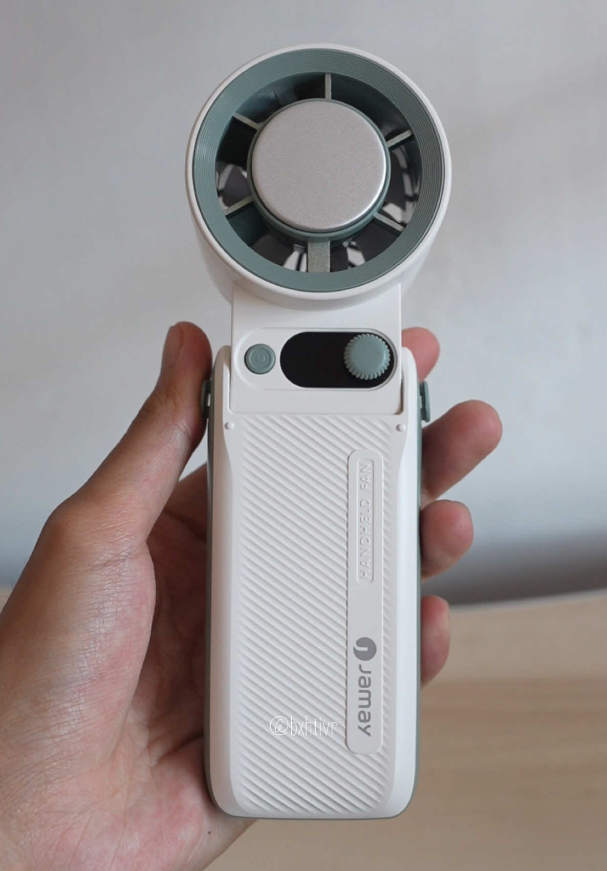 Kipas mini portable JAMAY F5pro udah ada fitur coolingnya🥶❄️, memiliki kapasitas baterai super badak 8.000 mAh awet banget, angin kenceng & nggak berisik #kipasmini #kipasminiportable #kipasanginportable #kipasportable #coolingfan #handheldcoolingfan #jamayf5pro 