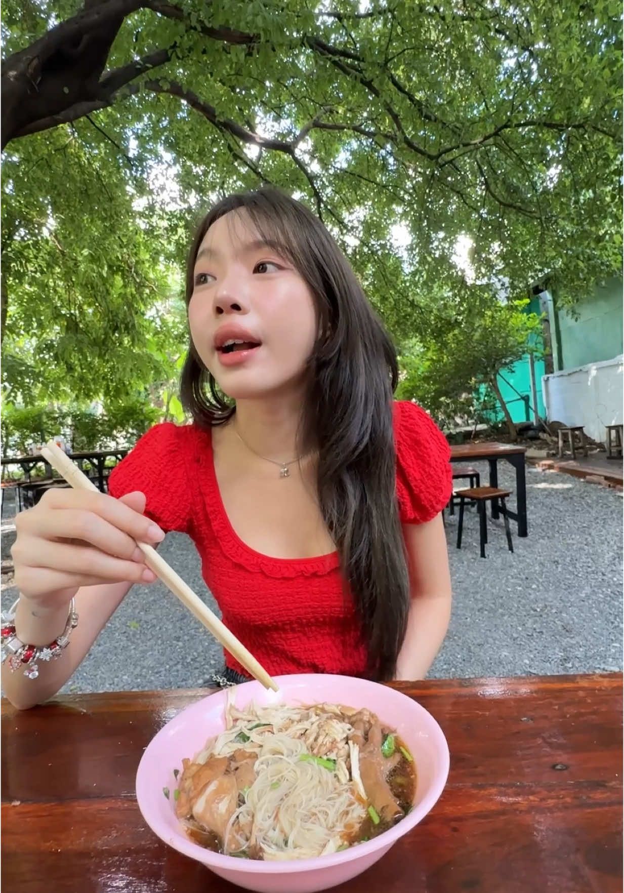 เงินลอยอยู่ในอากาศ