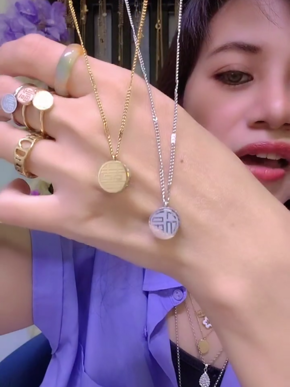 #tiktoklive #livehighlights  Kalung Koin Hoki Best Seller Panjang : 40+5cm extender Rantai : Sisik Naga Warna : Gold, Rose Gold, Silver Pengait : Udang/keong ✅ Perhiasan titanium anti karat.  ✅ Tidak menyebabkan iritasi dan gatal.  ✅ Aman dipakai harian, mandi dan kena sabun & lotion.  ✅ Warna awet tahunan.  ✅ Karena bahan dasar titanium berwarna silver, aksesoris warna silver tidak akan berubah sama sekali.  ✅ Aksesoris warna gold dan rose gold terbuat dari titanium yang diwarnai dengan proses vacuum electroplating. Seiring waktu & tergantung pemakaian (sekitar 2-3 tahun) lapisan warna bisa menjadi lebih pucat, tapi tidak akan menghitam dan berkarat. #jewellery #jewelrytiktok #perhiasantitanium #kalungtitanium #kalungantikarat #kalunghoki #kalungkoin #fyp #fypシviral #viral #sierraedelweiss #beingelegantwithoutpricey 