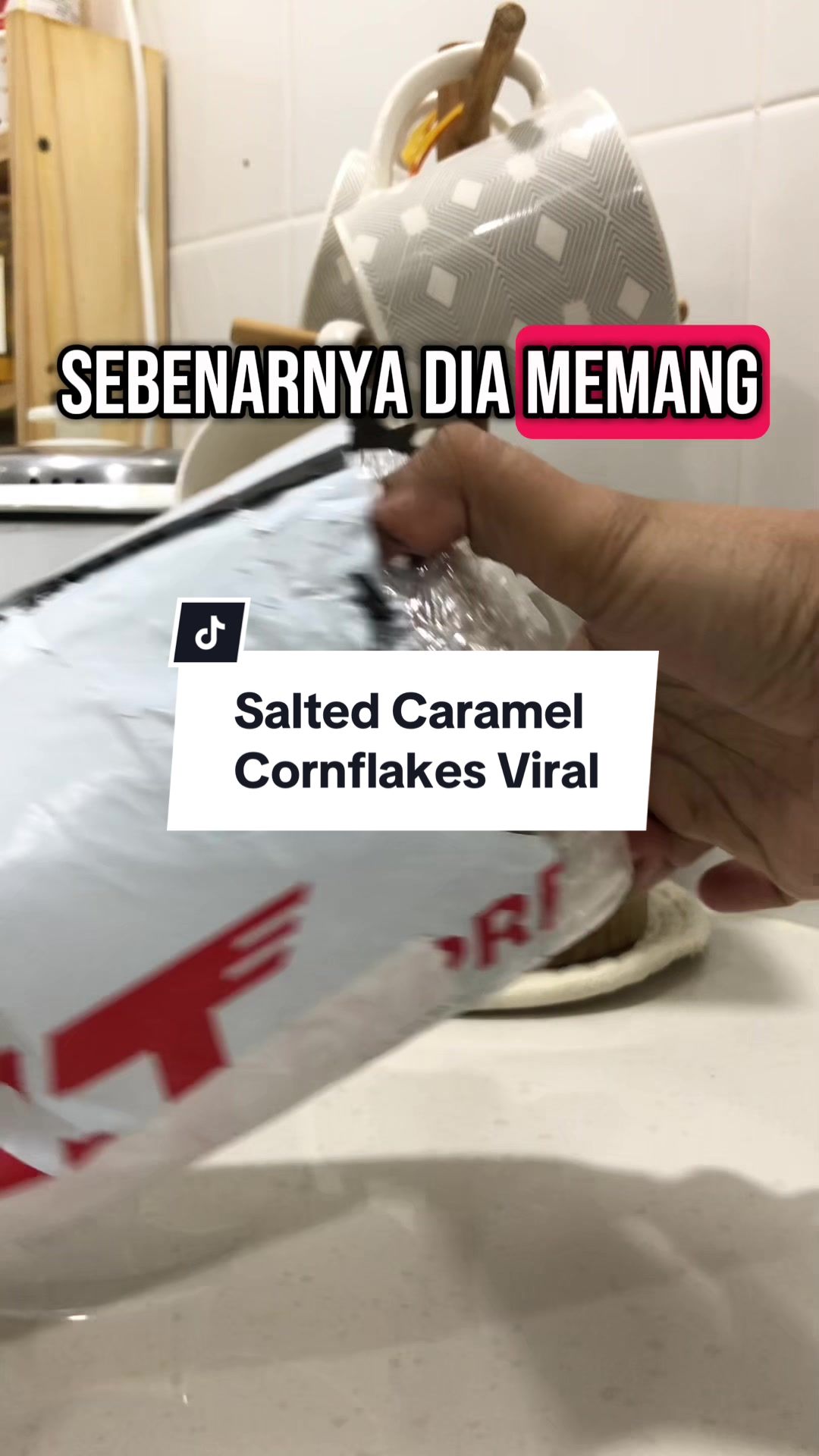 Tak menyesal beli Caramel Cornflakes by Harqees ni sedap sangat.  Tak dan berapa hari dah tinggal sikit 😂. Patutlaa ada yang cakap tak boleh beli satu sekali beli. Tengok kat bakul kuning ya kalau ada lagi, ada stok la tu 🫣. Bila dah rasa tu maaf ye cakap, tak dapat nak buat stok kudap2 moreh puasa sebab kompem sehari dua je habis. #saltedcaramelcornflakes #saltedcaramel #seasaltcaramel #cornflakes #cornflakescaramel #harqeesfood #harqisempire 