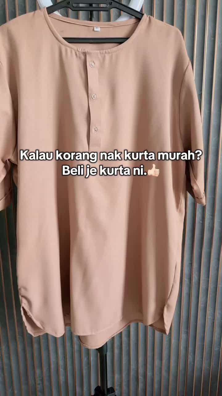 Kurta Lengan Pendek Kolar Bulat – Como Crepe Kurta moden dengan potongan slim fit, rekaan lengan pendek dan kolar bulat yang minimalis, sesuai digayakan ke majlis kasual mahupun formal. Diperbuat daripada material Como Crepe yang ringan, tidak panas dan mudah digosok – memberikan keselesaan sepanjang hari. Sesuai untuk lelaki yang mementingkan gaya ringkas tetapi kemas. Tersedia dalam pelbagai pilihan warna menarik. Ciri-ciri: 	•	Material Como Crepe (lembut, tidak panas, tidak jarang) 	•	Lengan pendek 	•	Kolar bulat 	•	Potongan moden/slim fit 	•	Mudah digosok & tidak mudah renyuk #KurtaLelaki #KurtaLenganPendek #KurtaComoCrepe #KolarBulat #KurtaModen #KurtaTerkini #FesyenLelaki #BajuRaya2025 #KurtaMalaysia