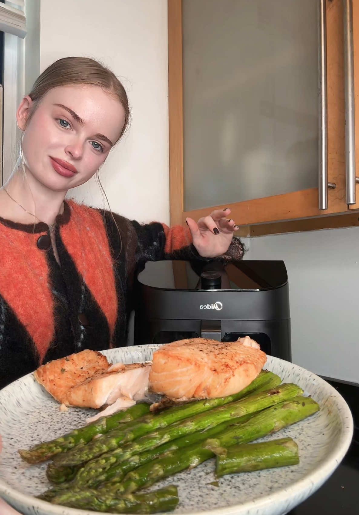 Midea Air Fryer is a must have🤫 #airfryer #airfryerrecipes #kitchenhacks #mideaairfryer #fyp #foodie #Christmasgift #christmas #healthyholidaycooking #cookinghacks 