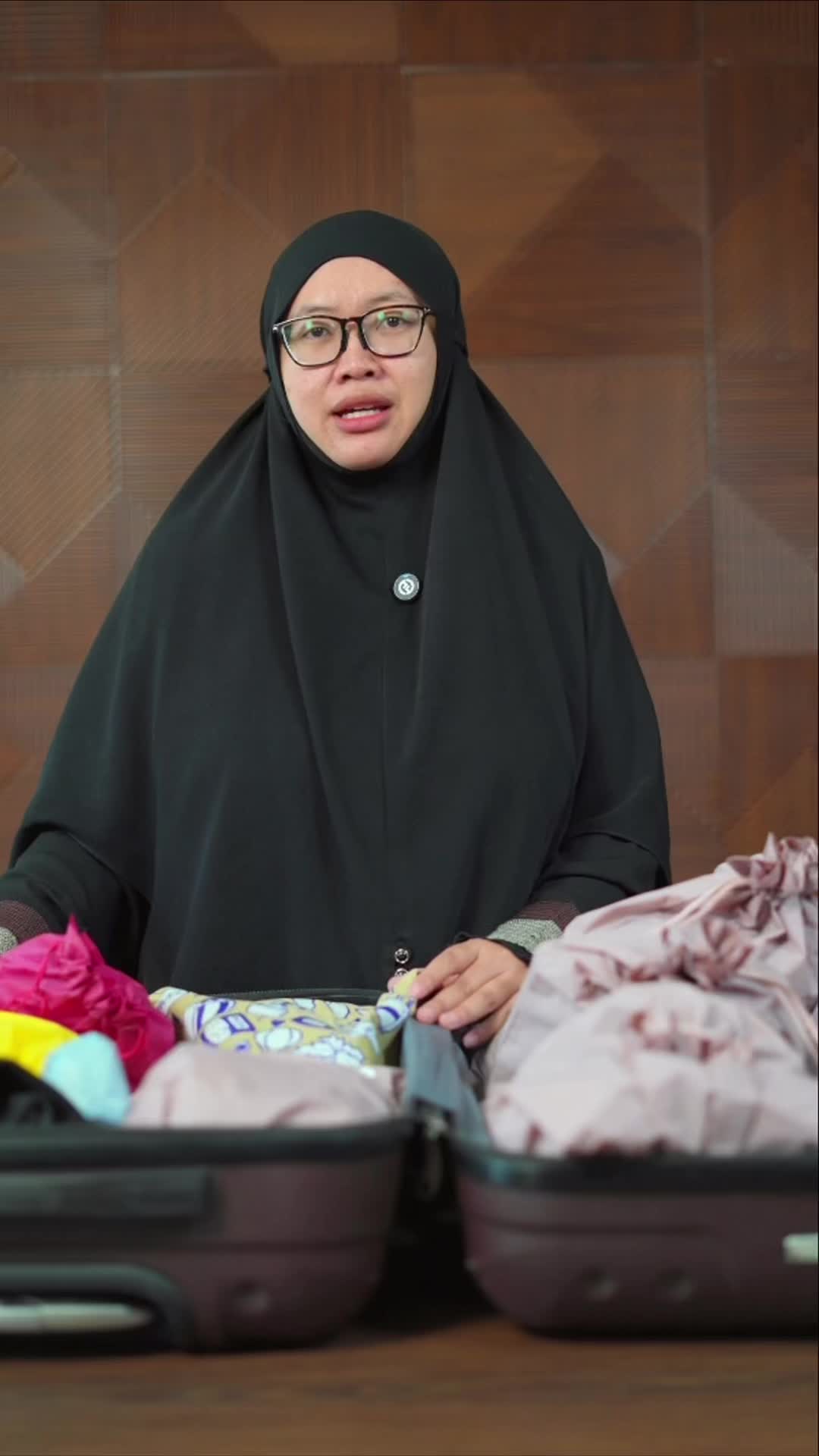 Mau ibadahnya khusuk dan nyaman? Jangan remehkan barang bawaan! Ini dia salah satu barang yang harus temen-temen bawa saat haji dan umroh. Untuk penggunaan waslap saat ihram, tangan jangan dimasukan semua kedalam waslap, cukup dipegang seperti memegang tisue, karena saat ihram ada larangan tidak boleh menutup telapak tangan…