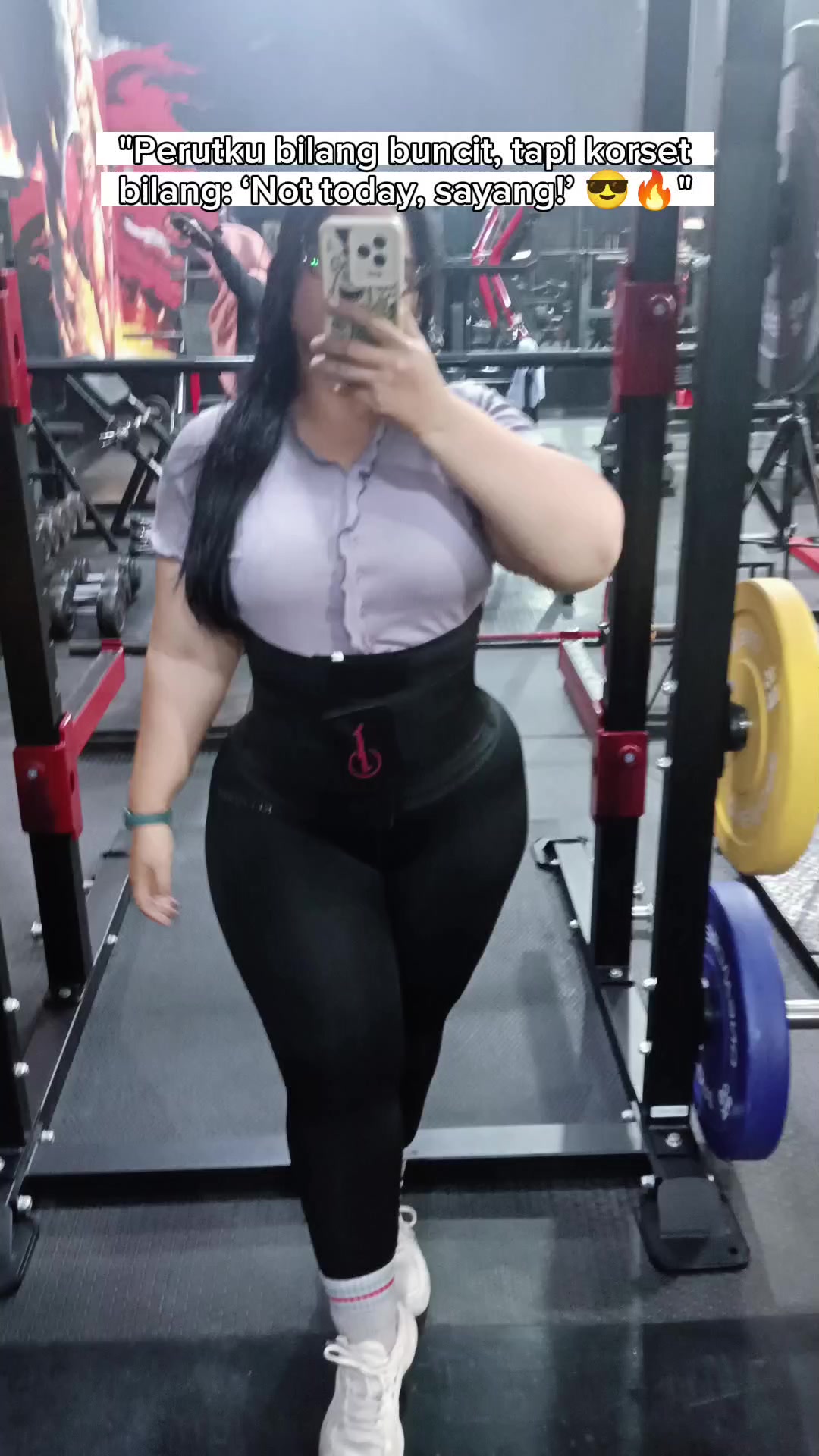 "Korsetku bukan sembarang korset... dia partner in crime tiap mau tampil langsing mendadak! 💃😂"