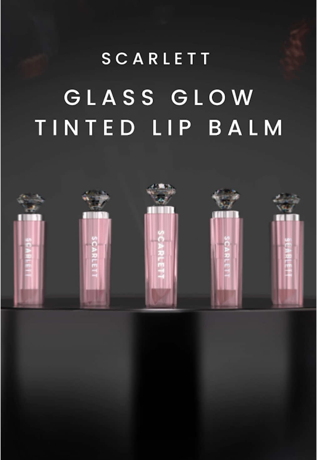NEW! Scarlett Glass Glow Tinted Lip Balm💋 Tinted Lip Balm yang mengandung skincare infused ingredients yaitu Peptide, Vitamin E, dan Sodium Hyaluronate dilengkapi dengan UV Filter untuk bibir lebih sehat dan plumpy anti kering. Memiliki 5 natural shades untuk semua skin tone yang membuat tampilan bibir lebih cantik dan fresh. Cocok digunakan untuk menemani aktivitas sehari-hari.