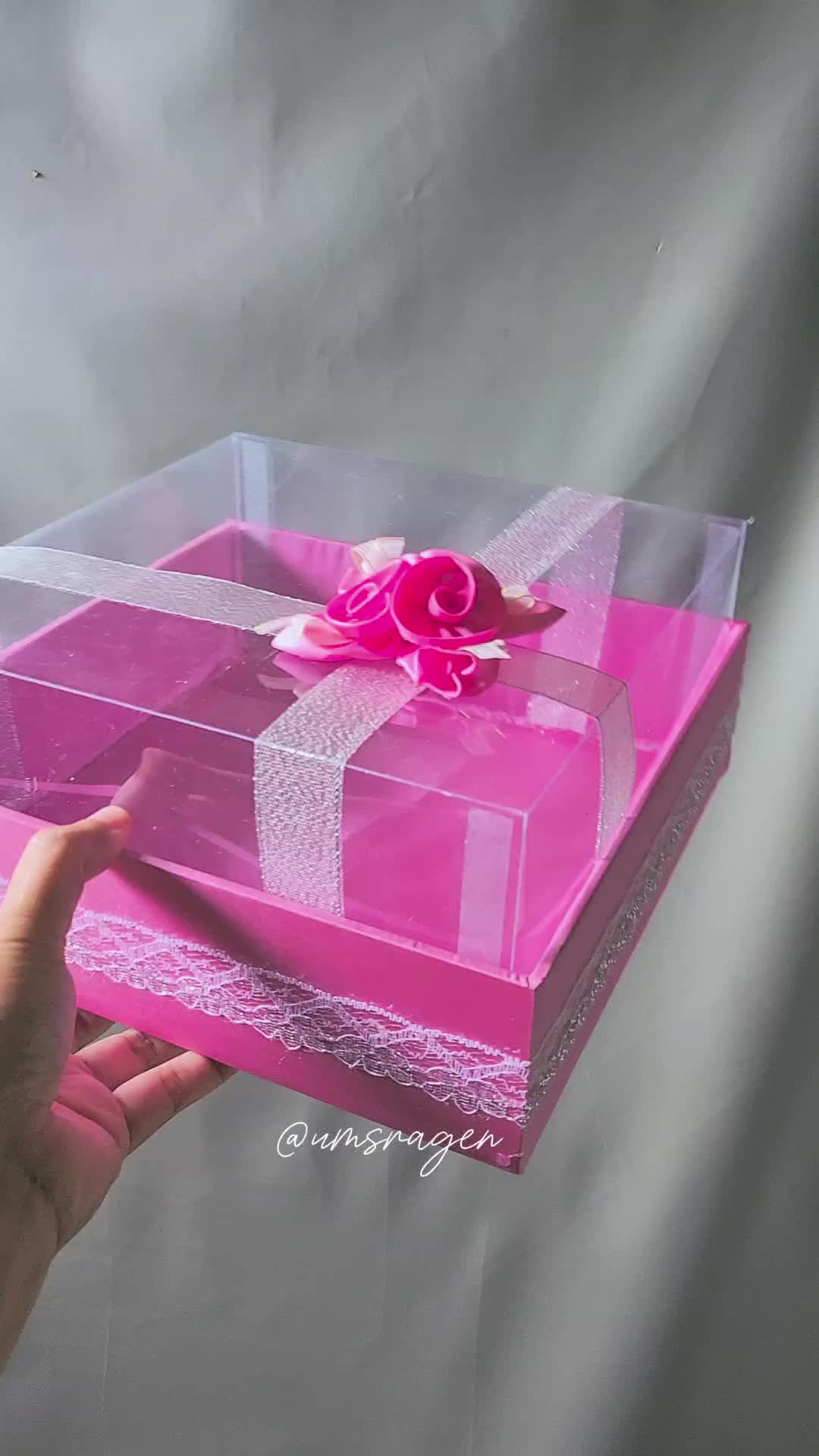 box wadah kue hantaran lamaran dengan bahan triplek anti mleyot dan warna yg cantik cantik segera co yuk.. #box #boxhantaran#boxlamaran #boxkue #boxkuelamaran #boxtutupmika #kotak #kotakkue 