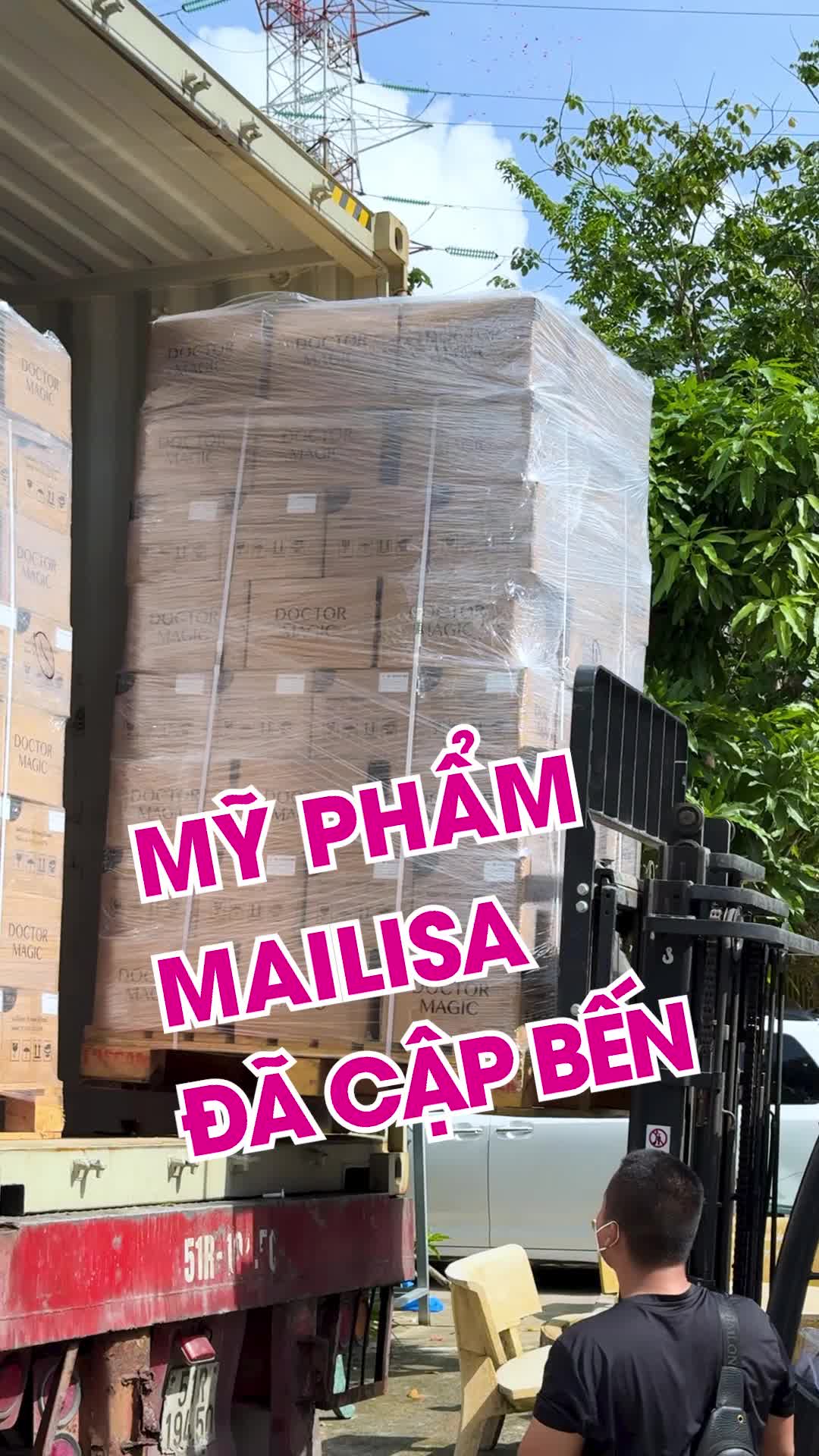 Phốt mỹ phẩm Mailisa có phải là kem trộn? Sự thật thế nào? Nếu mỹ phẩm Mailisa là kem trộn, thì chẳng lẽ tất cả thương hiệu lớn, chính hãng trên thế giới cũng là kem trộn sao? Sản phẩm của Mailisa được Bộ Y tế kiểm nghiệm, cấp phép lưu hành toàn quốc, nhưng một số đối thủ vẫn cố tình tung tin thất thiệt. 💎 Sự thật là: ✔ Mailisa chưa từng nhờ người nổi tiếng review quảng cáo. Mục đích là cắt giảm tối đa chi phí, để khách hàng được sử dụng mỹ phẩm hàng hiệu nhưng giá bình dân. ✔ Sản phẩm chất lượng thì không cần PR rầm rộ. Khách hàng tin dùng, giới thiệu nhau, đơn hàng không chỉ tính bằng ngàn mà là hàng chục container. ✔ 27 năm trong ngành thẩm mỹ, Mailisa luôn nói không với kem trộn, cam kết sản phẩm nhập khẩu chính hãng, kiểm nghiệm rõ ràng. Quan điểm của vợ chồng Mai – Khánh rất rõ ràng: 👉 Thật là thật – Giả là giả 👉 Sản phẩm tốt, khách hàng yêu thích, có dìm cũng không chìm. 👉 Sản phẩm kém, quảng cáo cỡ nào cũng không nổi. Khách hàng chính là người đánh giá chính xác nhất! Mailisa không chọn khách – khách chọn Mailisa. Và một khi đã chọn thì cứ yên tâm sử dụng dịch vụ & mỹ phẩm thả ga mà không lo về giá , hàng hiệu nhưng giá bình dân. 🌸 Mailisa – Đến là đẹp! 🌸 #mailisa #mailisagroup #tmvmailisa #photmailisa #bocphotmailisa #myphammailisa #photmypham #photmyphammailisa #sanphammailisa #doctormagic #myphamuytin #myphamchatluong #xuhuongtiktok #trending #kemtron