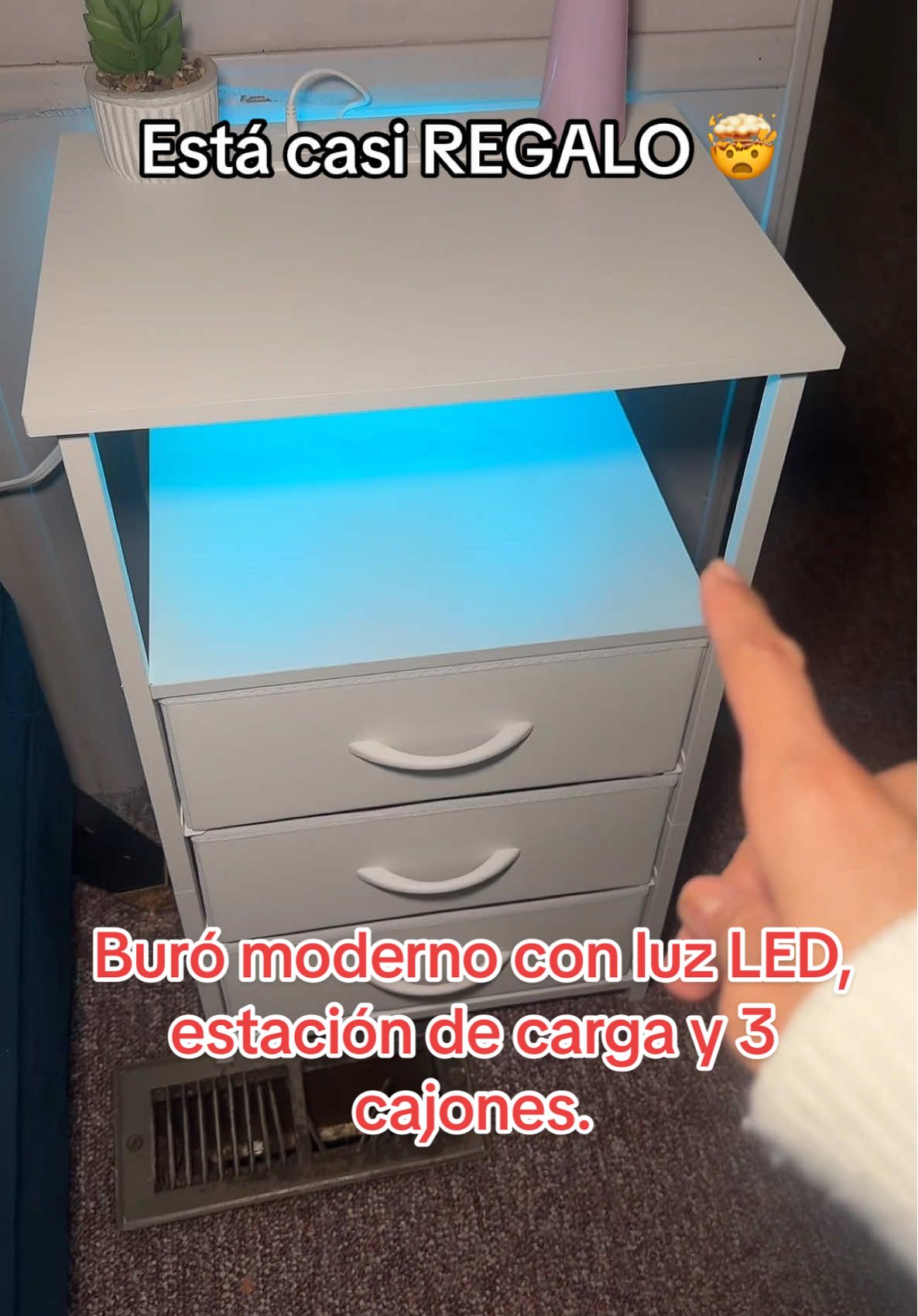 Buró moderno con luz LED, estación de carga y 3 cajones. Perfecto para tener todo ordenado y cargar tus dispositivos al mismo tiempo. #MesitaDeNoche #BuróModerno #EstaciónDeCarga #TikTokShop #DecoraciónModerna #BuróConLuz #NightstandWithUSB #DormitorioOrganizado #HomeFinds #TikTokCompras 