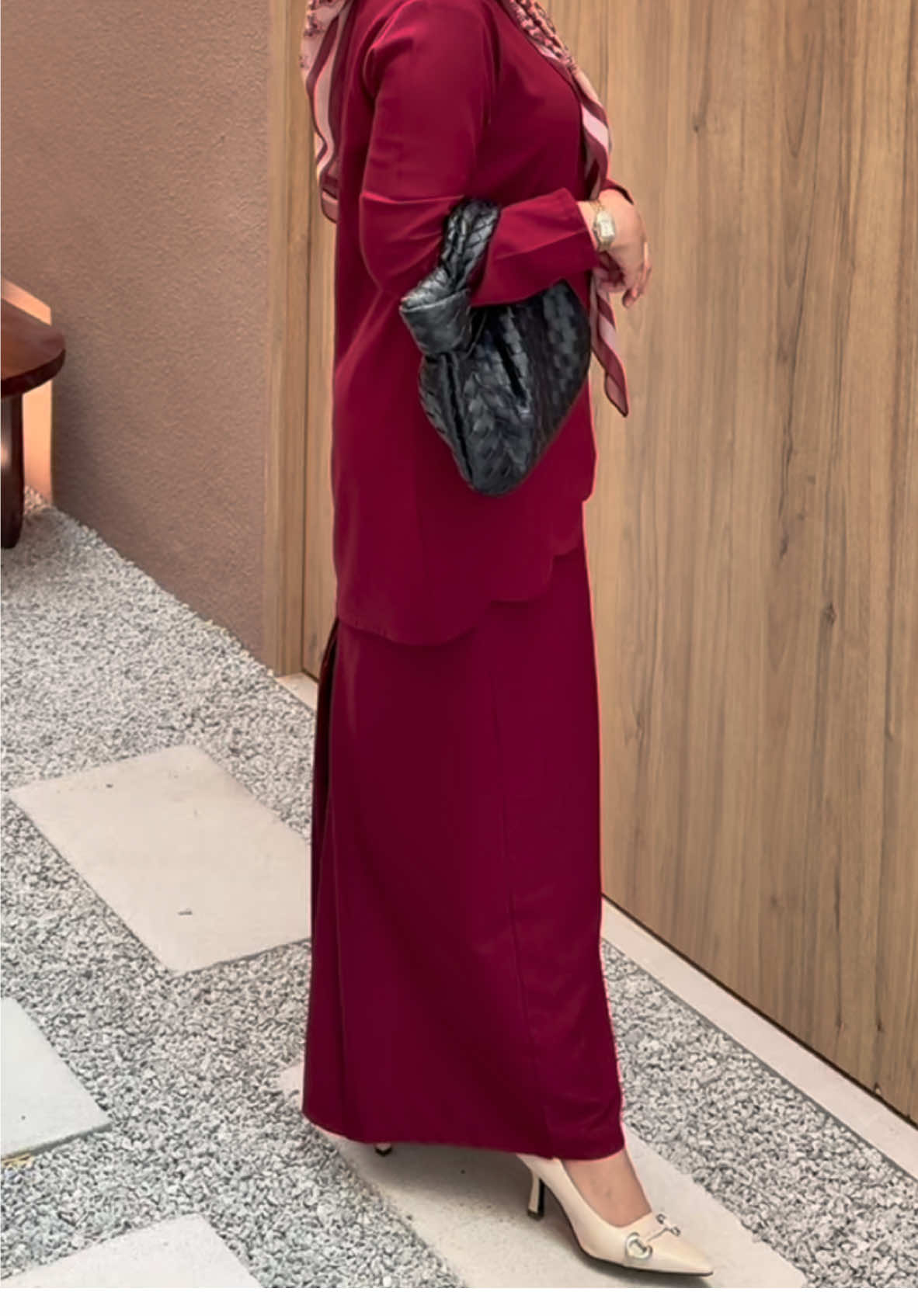 Siapa team raya maroon? Baju raya dah ada ke belum? belum? Jom grab sekarang. Sarung jer terus nampak cantik, material pulak flowy jerr. #waniyibrahim #bajuraya2025 #stellascallop #temaraya #fypシ 