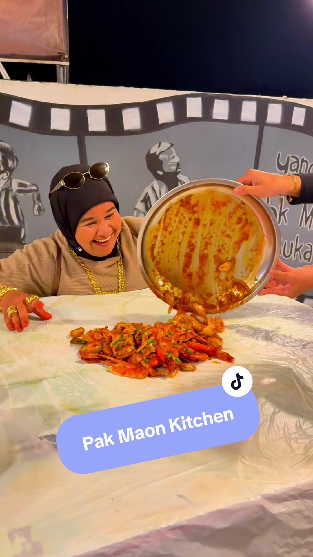 🔥 Lapar waktu malam? Pak Maon Kitchen ada! Dari Shellout padu, Ikan Bakar berasap, sampai ke Nasi Arab & menu Western yang mantap! 📍 Lokasi: Kampung Guar Cempedak, Yan, Kedah 🕔 Waktu operasi: Setiap hari 5PM - 12AM (Tutup Selasa je!) ✨ Makan puas, harga berbaloi — sesuai untuk lepak dengan family & kawan-kawan! Jom try sekali, confirm repeat! 😋 @Pakmaon Kitchen  #PakMaonKitchen #ShelloutKedah #IkanBakarGuarCempedak #NasiArabSedap #MakanMalamYan #FoodieKedah #PortMakanBest #YanKedah