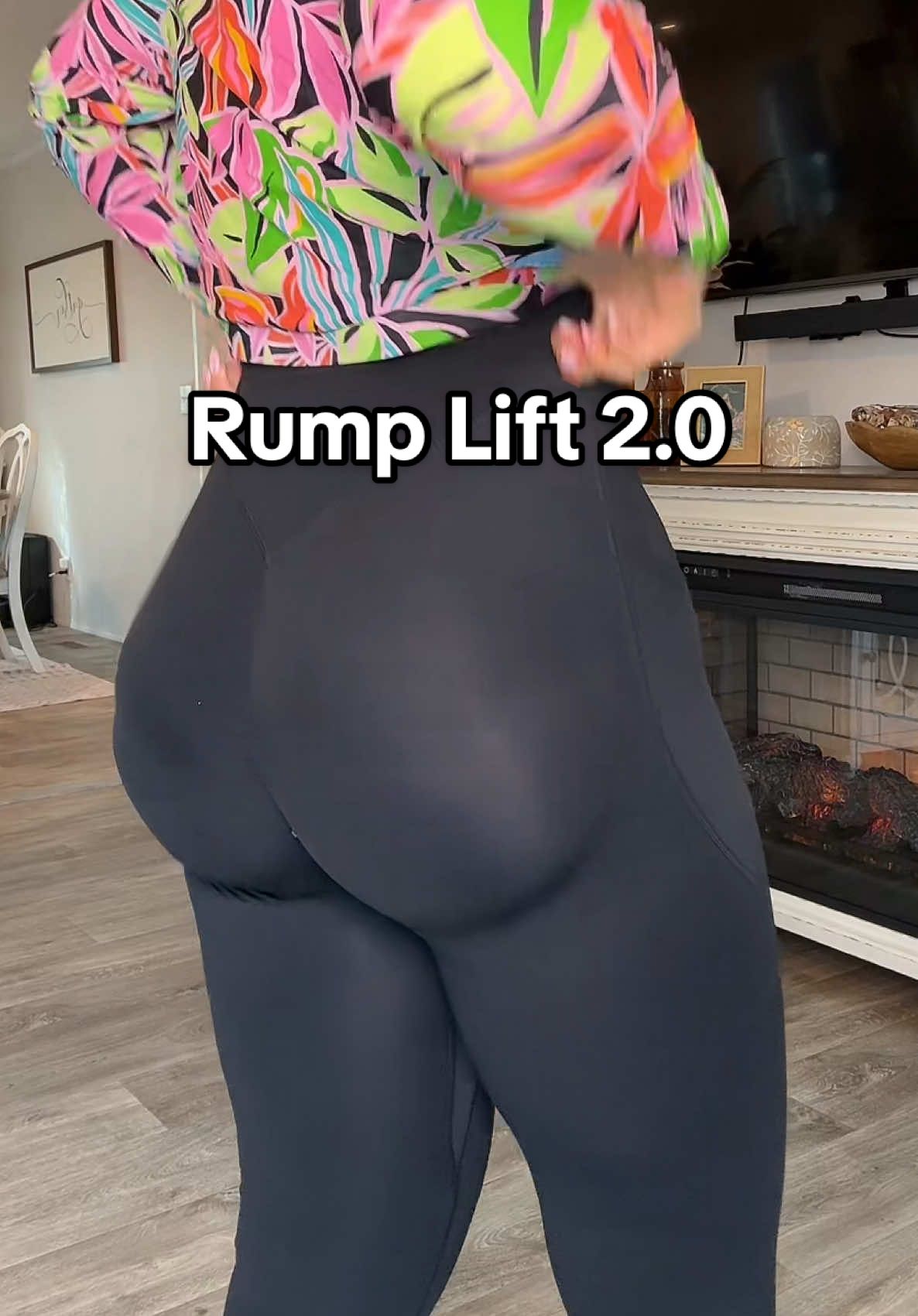 The way these leggings make the rump look so good! #halara #tiktokmademebuyit #plussizefashion #halaraeveryday #halaraleggings #giftguide @Halara_official 
