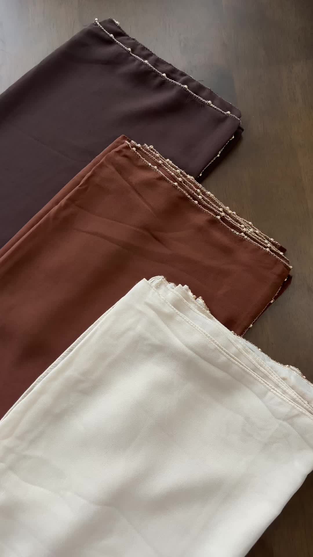 Warna baruuuu shawl beadsss. maroon & burgandy pun adooo. Betul betul baru keluar guni tak iron pun lagi 😂 Untuk yang nak walk in, dah boleh beli. Untuk live, kita jumpa KHAMIS ni tau 💖 #shawl #beadedshawl #shawlmanik #tudung #shawlbeads 