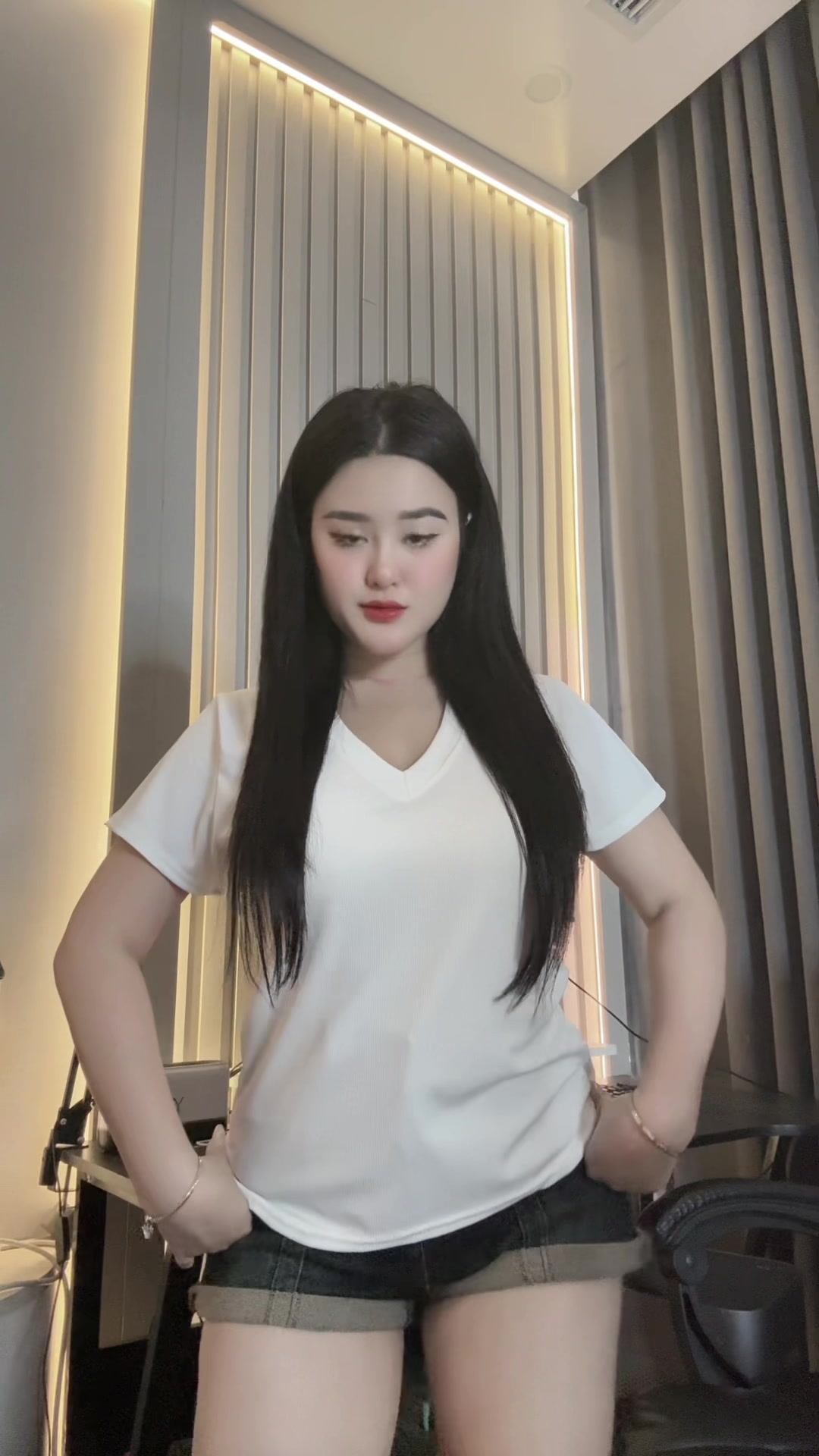 Khi chuppi mặc quần jean sẽ sờ lây dư thế lào 