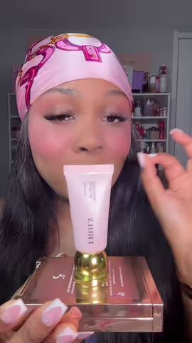 The definition of a high shine gloss!😍🤏🏽🫦#trulylipgloss #trulybeauty #tiktokshopstockup #tiktokshopcreatorpicks #tiktokshopmothersday 