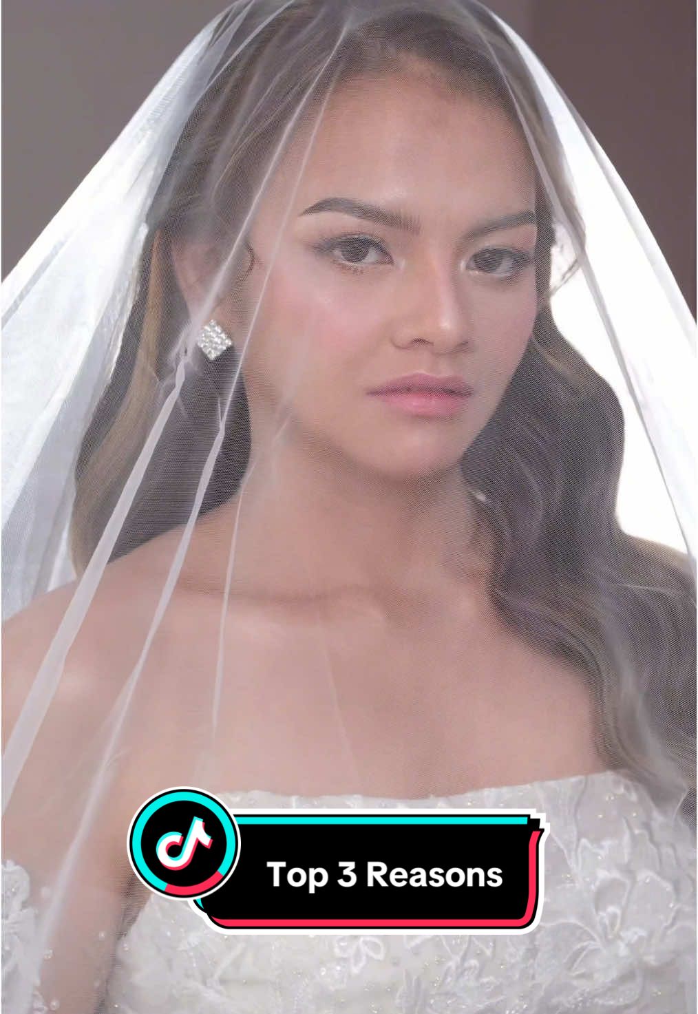 Top 3 Reasons Why Makeup Artists Recommend a Timeless & Fresh Bridal Makeup Look👰‍♀️💄 ✨ 1. Elegance That Lasts Forever – Trends come and go, but a fresh and timeless makeup look ensures you’ll love your wedding photos even decades from now. 💖 2. Enhances Your Natural Beauty – Instead of masking your features, this look highlights your best assets, making you feel confident and radiant without looking overdone. 📸 3. Looks Flawless in Any Lighting – Whether it’s natural daylight, soft candlelight, or camera flashes, a classic bridal makeup look stays beautifully photogenic throughout your big day. Because brides should glow, not just on their wedding day, but for a lifetime in their memories! 💍✨👰‍♀️💋 BOOK US NOW! @Hair by Reynard 💫  lashes are from @Paulash #tiktokviral #tiktok #wedding #bride #bridalmakeup #makeupartist #bridalmakeupartist 